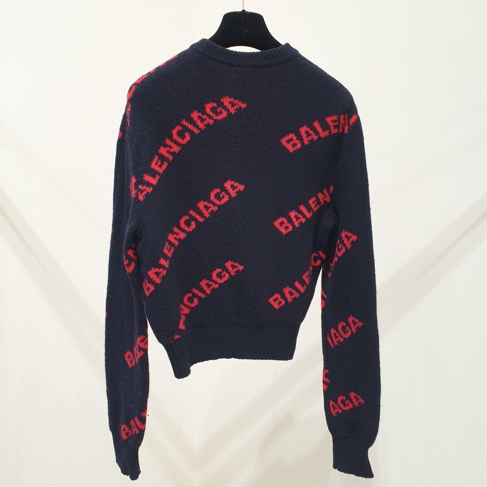 Ce pull élégant de Balenciaga est orné d'un logo noir et rouge audacieux. Il est en bon état, parfait pour ajouter une touche de design à votre garde-robe. 

Remarque : il y a quelques petites bouloches, ce qui est normal pour les tricots. Cela