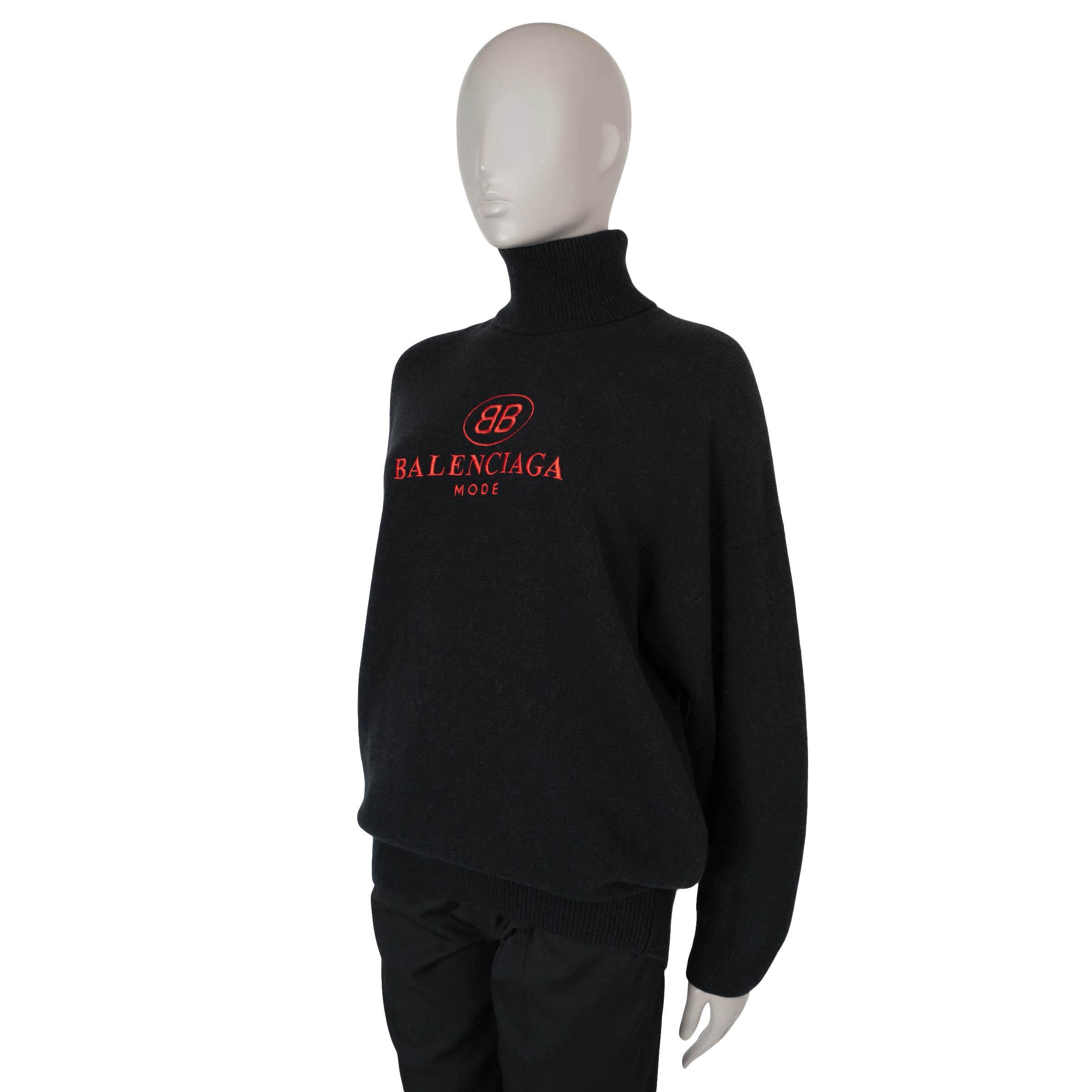 Este jersey 100% auténtico de Balenciaga en lana negra (70%) y cachemira (30%) desprende lujo sin esfuerzo con su silueta oversize. Diseñada con cuello alto y ribetes de punto elástico, está rematada con un llamativo logotipo BB bordado en rojo en