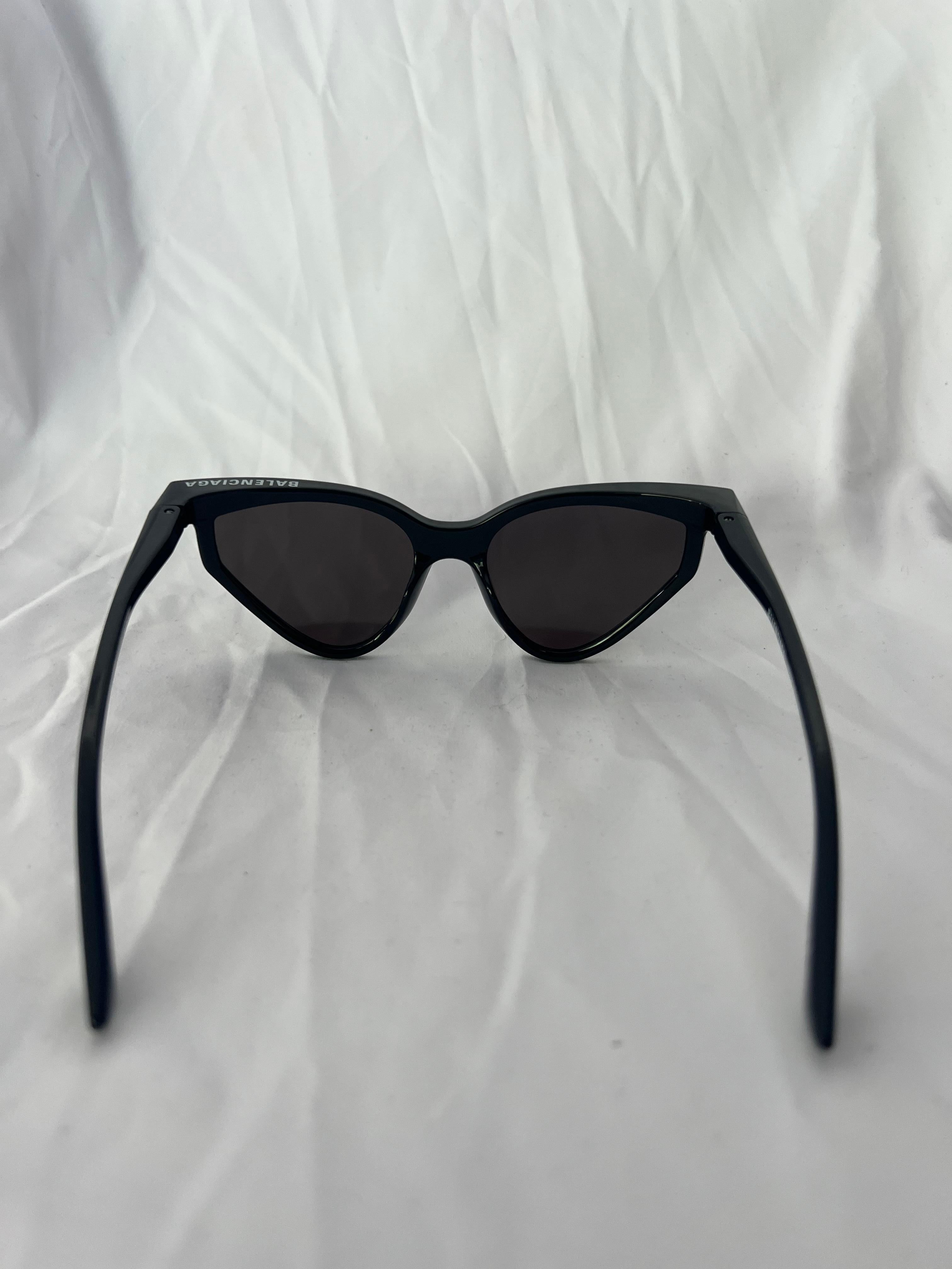 Balenciaga - Lunettes de soleil yeux de chat à monture noire en vente 1