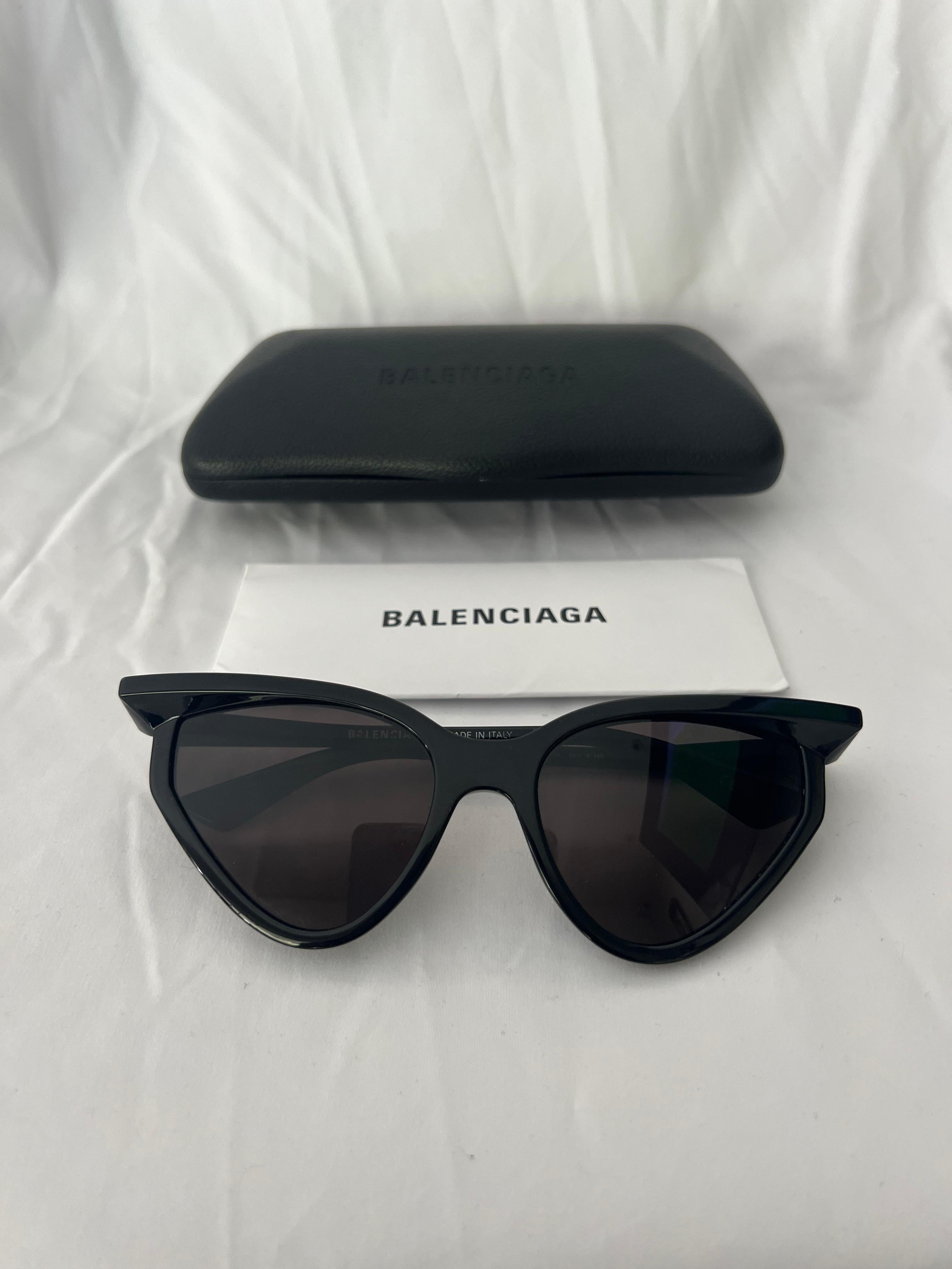 Balenciaga - Lunettes de soleil yeux de chat à monture noire en vente 4