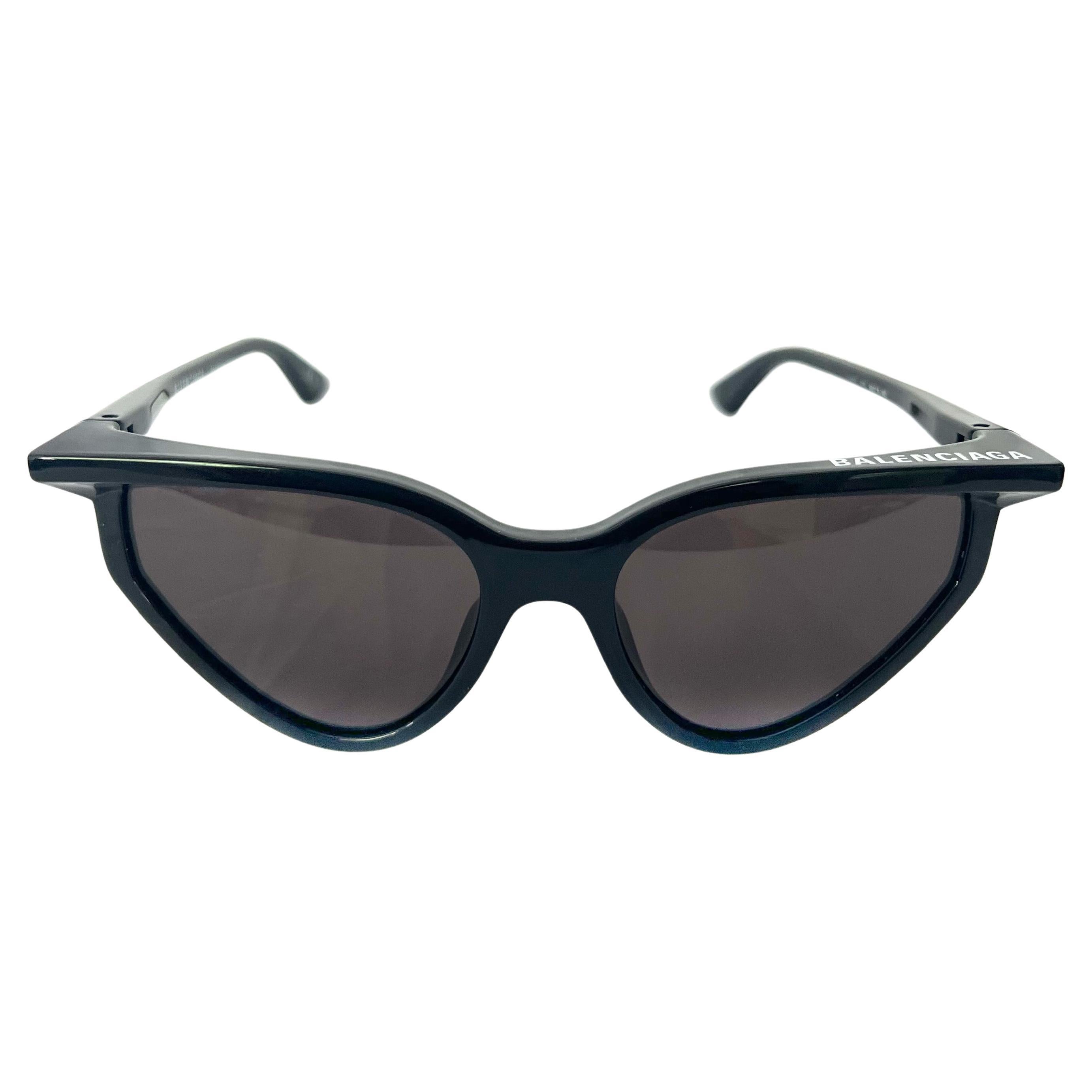 Balenciaga - Lunettes de soleil yeux de chat à monture noire en vente