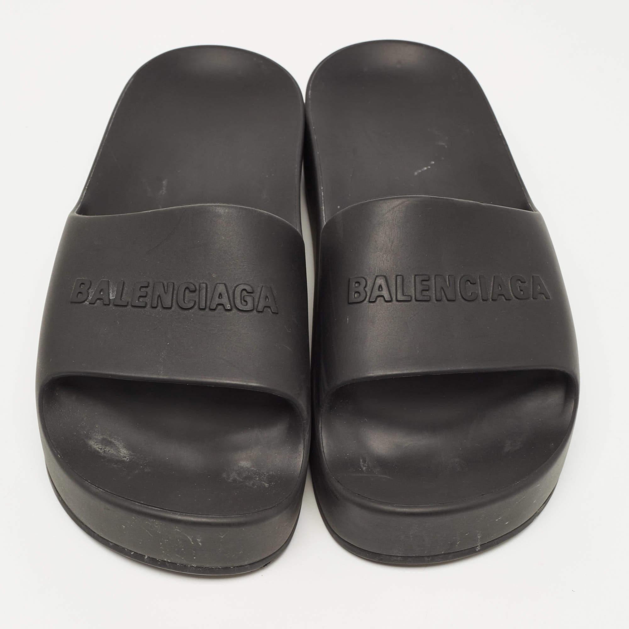 Enhance your casual looks with a touch of high style with these designer slides. Rendered in quality material with a lovely hue adorning its expanse, this pair is a must-have!

Includes: Original Dustbag

