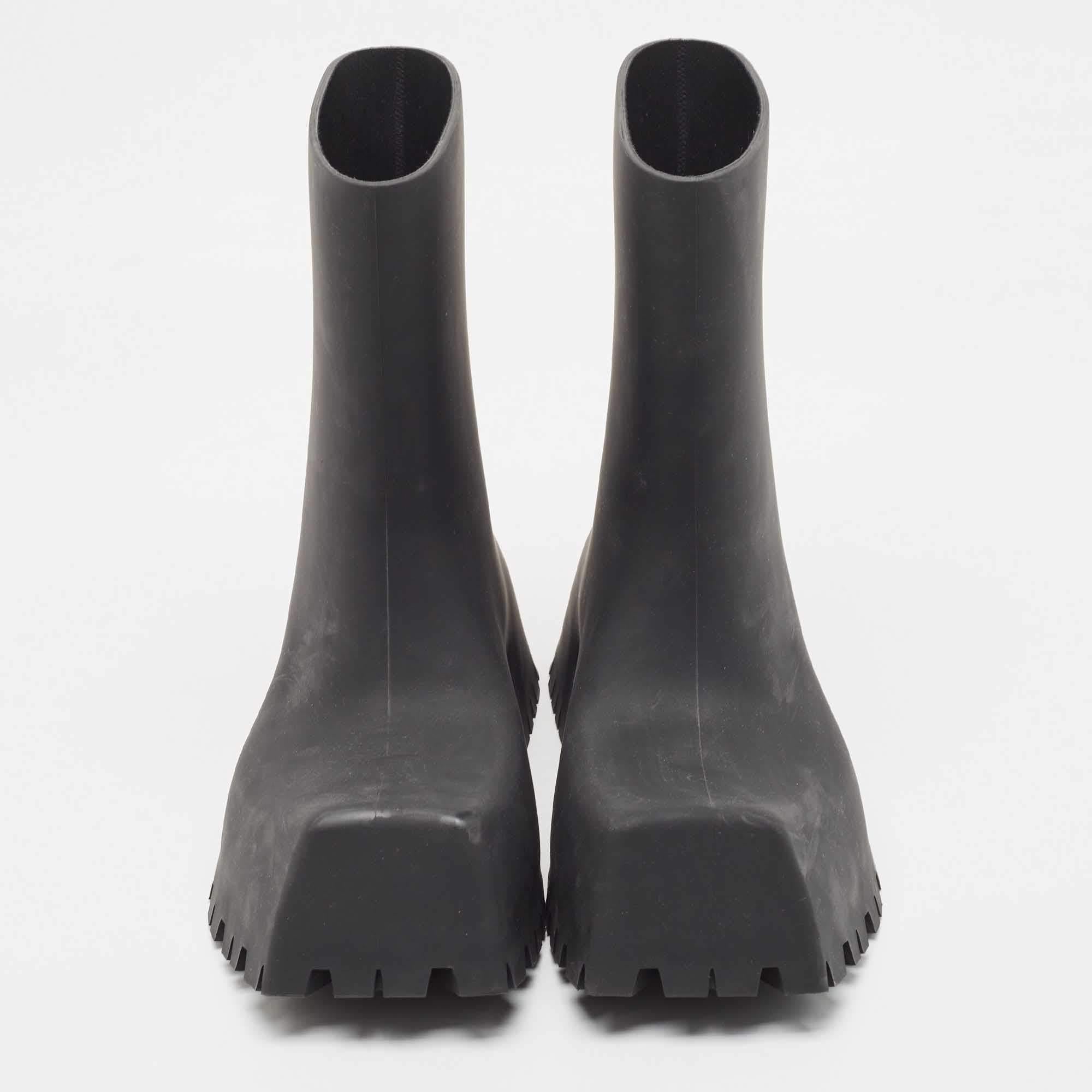 Enjoy the most fashionable days with these Balenciaga rubber Trooper boots. Modern in design and craftsmanship, they are fashioned to keep you comfortable and chic!

Includes
Original Dustbag, Original Bo