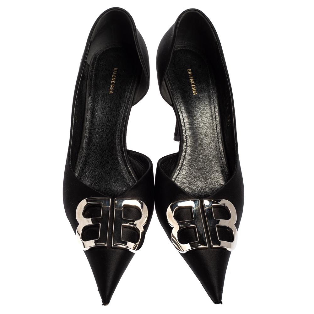 From the Balenciaga Knife collection, these pumps will add just the right amount of sleek vibe to your closet. They have been crafted from satin in black color and augmented by sharp-pointed toes and the label's BB logo in silver-tone on the
