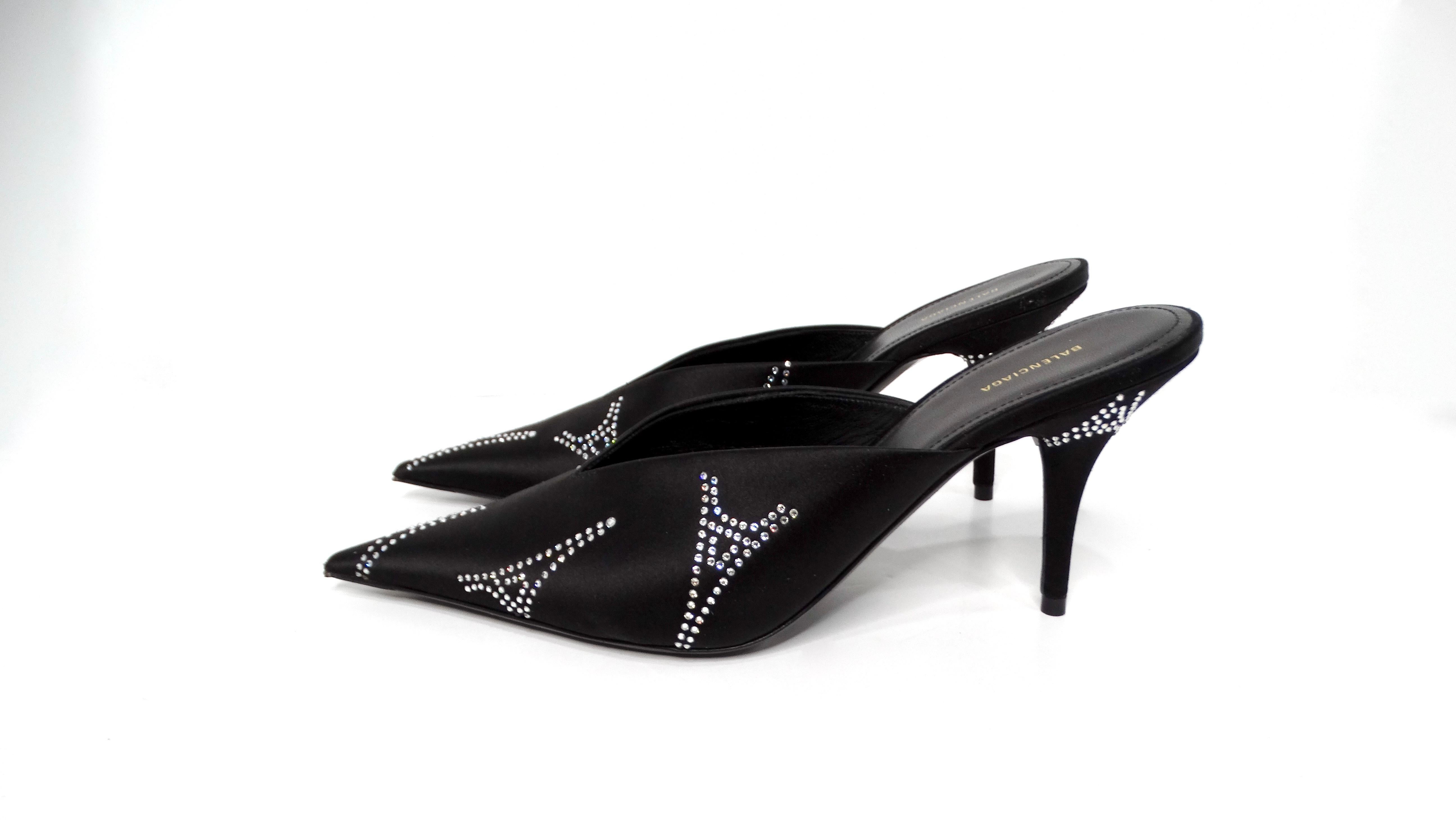 Los zapatos de tacón de aguja Balenciaga Torre Eiffel de satén negro con pedrería son una impresionante fusión de sofisticación y estilo vanguardista. Confeccionados en lujoso satén negro, estos elegantes zapatos de salón presentan intrincados