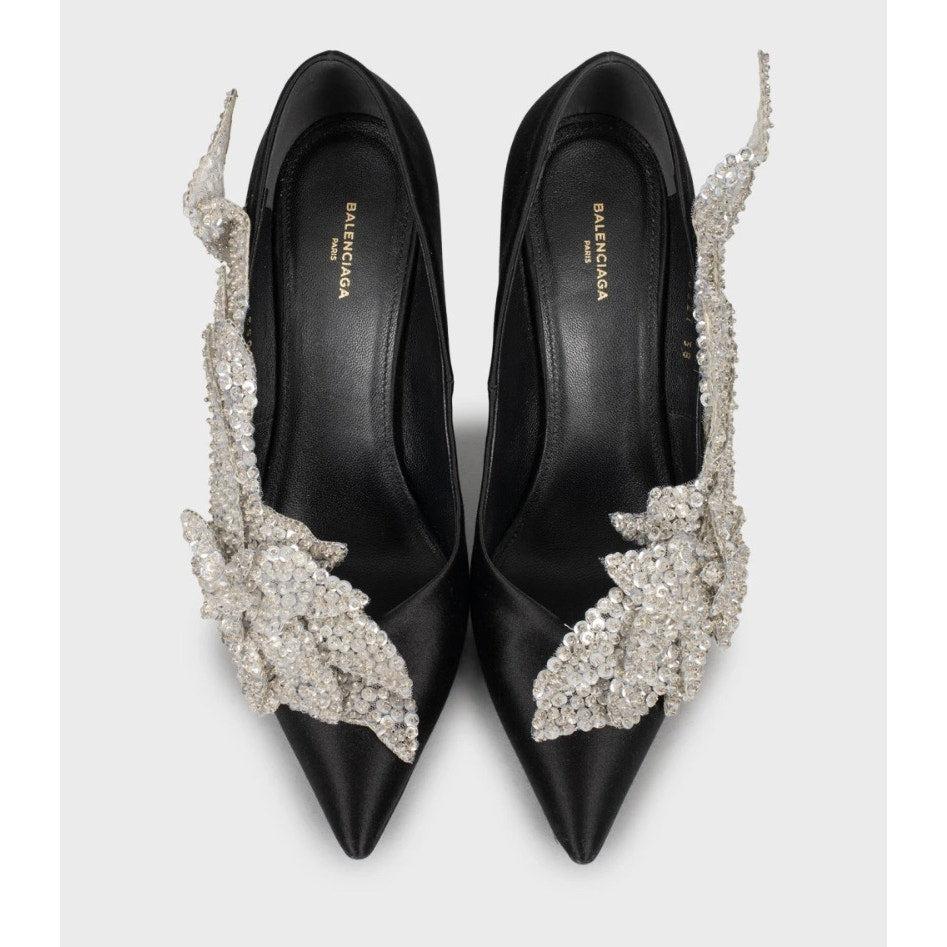 Sortez en beauté avec ces superbes escarpins Talon Slash de Balenciaga ! Confectionnés en satin noir luxueux et rehaussés de paillettes scintillantes, ces escarpins ne manqueront pas de faire tourner les têtes. 

Le talon angulaire emblématique et