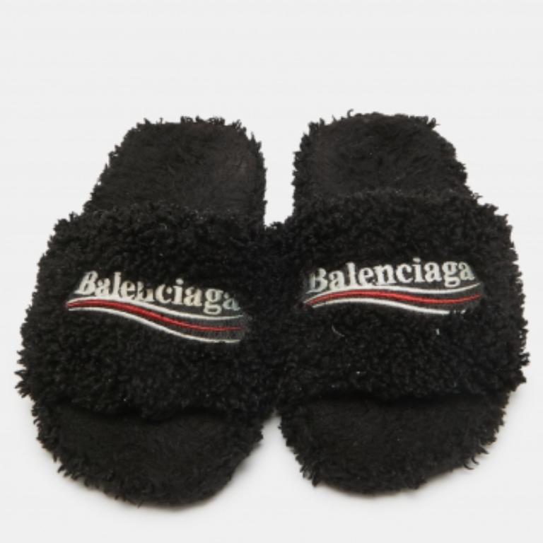 Balenciaga Schwarz Scher Pelz flache Rutschen Größe 36 im Zustand „Gut“ im Angebot in Dubai, Al Qouz 2