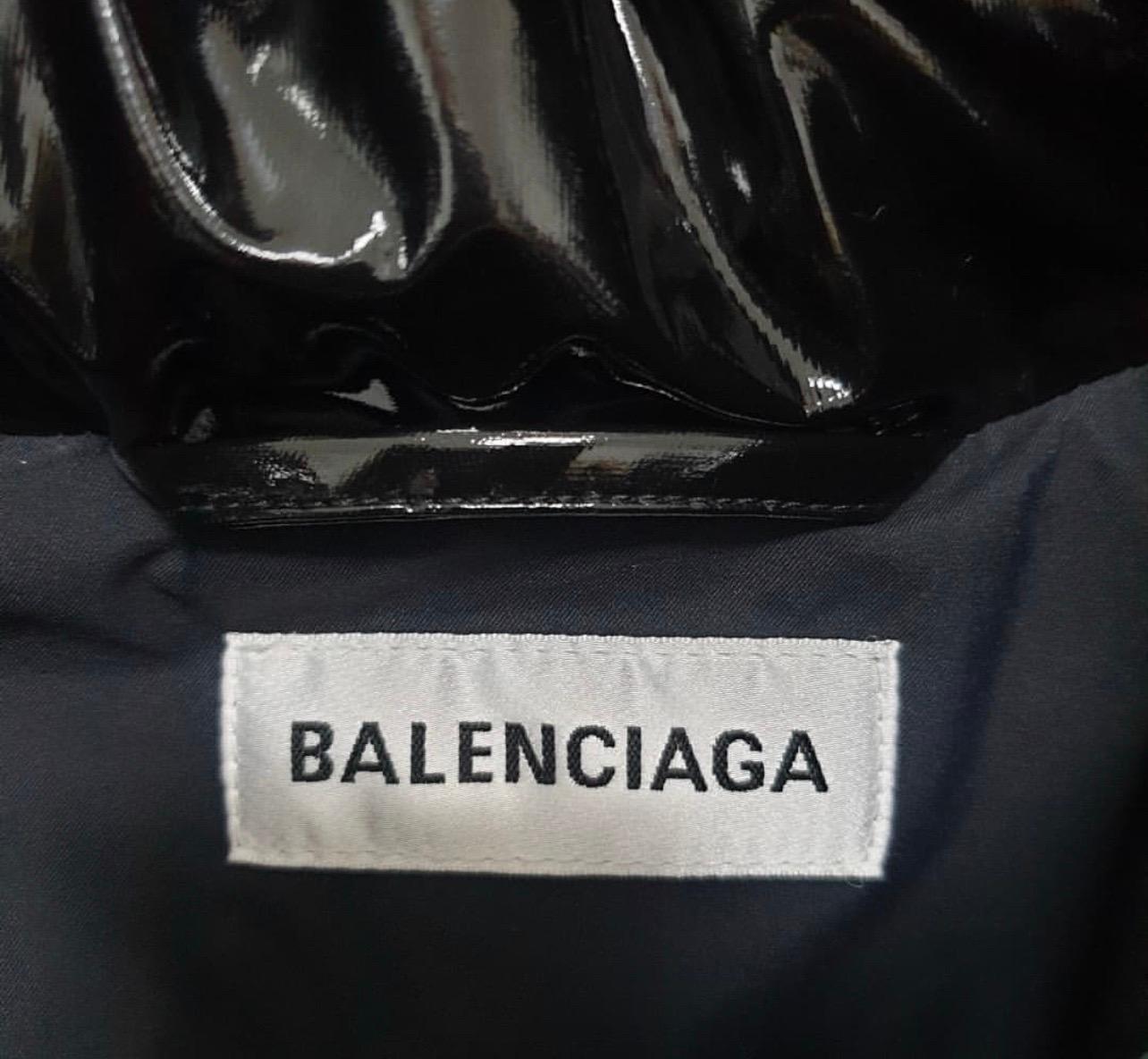 La collection de Balenciaga  Le manteau Coates pour l'automne est une pièce qui mérite d'être investie, d'autant plus que les bouffants ne se démodent jamais. 
Cette version est conçue en vinyle brillant avec un ourlet court et un col montant pour