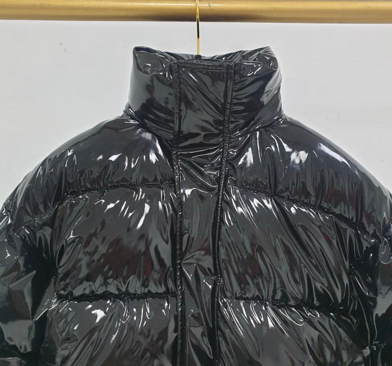 BALENCIAGA Black Shiny Cropped Puffer Jacket (blouson bouffant court) Excellent état - En vente à Krakow, PL