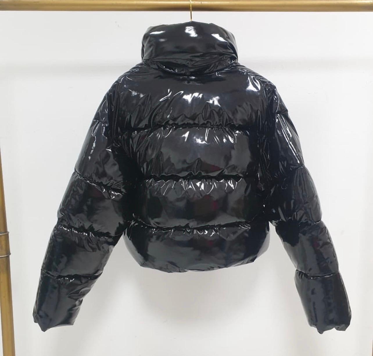 BALENCIAGA Black Shiny Cropped Puffer Jacket (blouson bouffant court) Pour femmes en vente