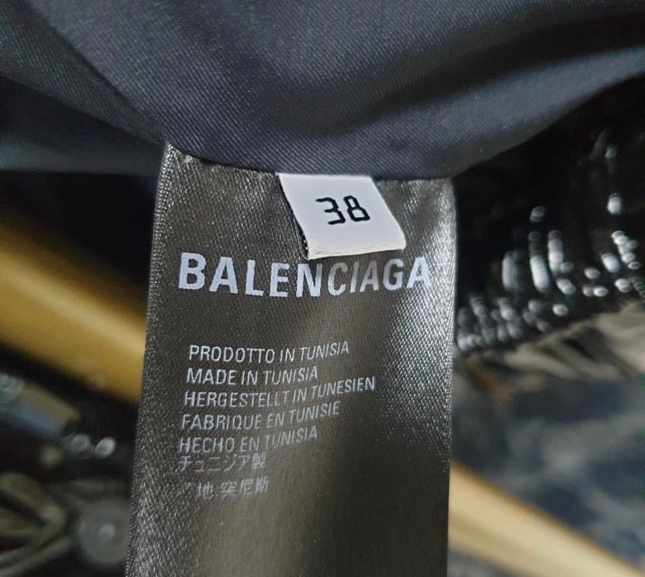 BALENCIAGA Black Shiny Cropped Puffer Jacket In Excellent Condition For Sale In Krakow, PL