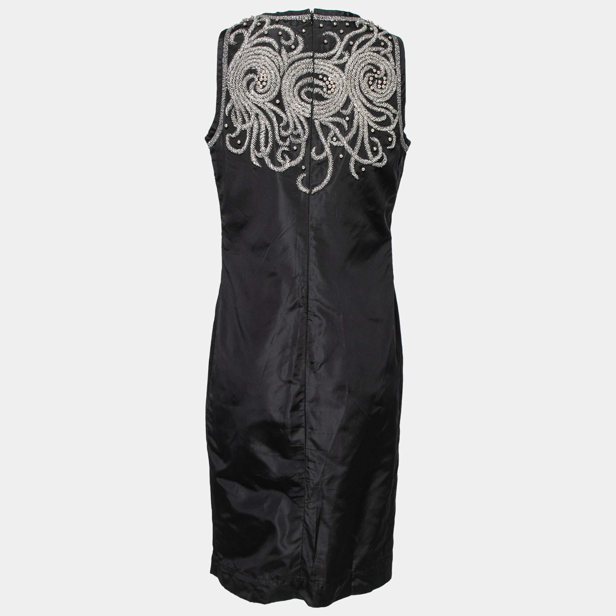 Este vestido de Balenciaga es tan bonito que te encantará llevarlo. Esta fabulosa creación está hecha de seda y presenta un elegante diseño con adornos de cuentas en la parte superior delantera y trasera, junto con un estilo sin mangas. Combínalo