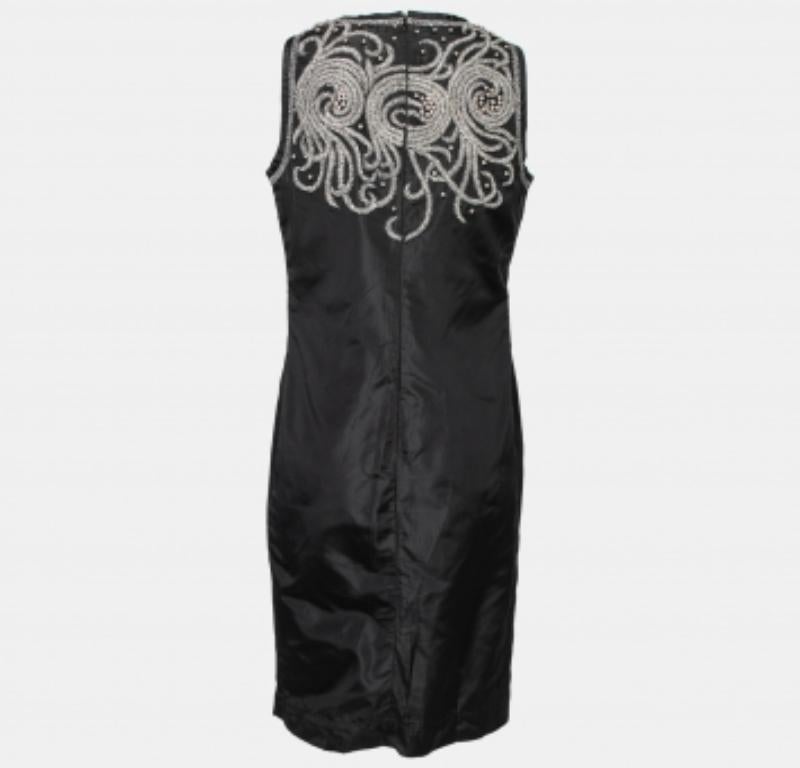 Este vestido de Balenciaga es tan bonito que te encantará llevarlo. Esta fabulosa creación está hecha de seda y presenta un elegante diseño con adornos de cuentas en la parte superior delantera y trasera, junto con un estilo sin mangas. Combínalo