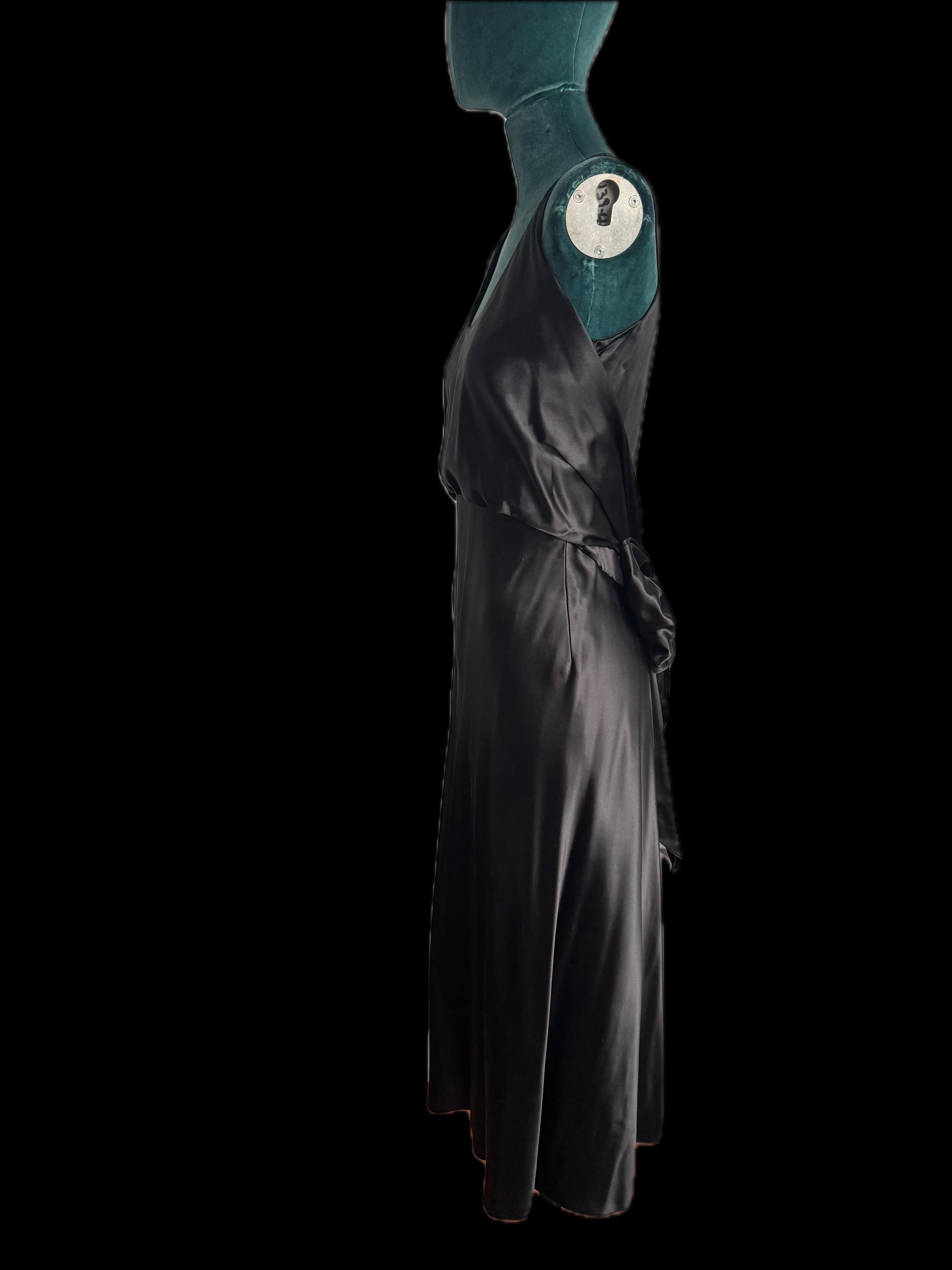 
Der Inbegriff von Luxus und Raffinesse: das schwarze Maxikleid von Balenciaga aus Seide mit V-Ausschnitt und Schleifendetail. Dieses atemberaubende Kleid in Größe 36 strahlt zeitlose Eleganz und tadellose Handwerkskunst aus und eignet sich perfekt