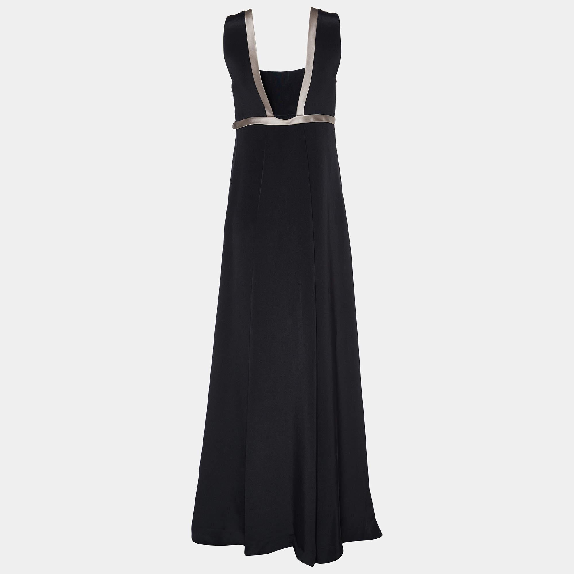 This stylish maxi dress is a fashionable and versatile piece that exudes elegance and comfort. With its long silhouette, it provides a flattering and feminine look. Designed with chic details and unique cuts, it effortlessly combines fashion and