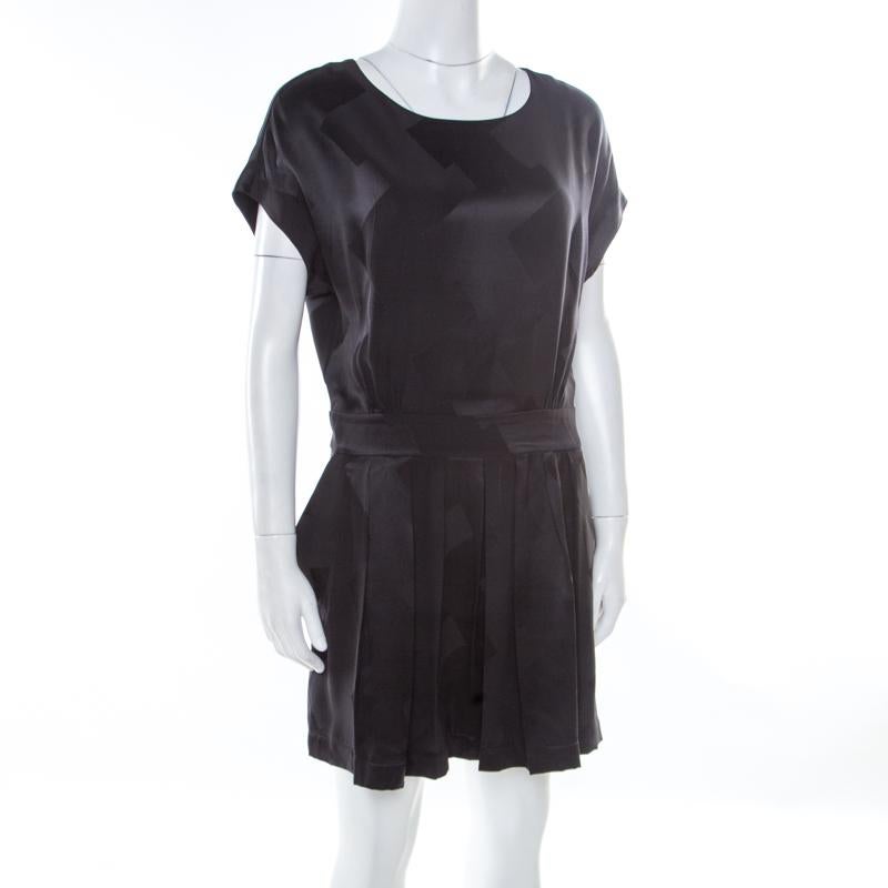A Balenciaga dress like this is a perfect piece that can be added to your going-out collection. Kick-start your weekend on a graceful note with this fine black beauty. Creatively tailored in silk, this outfit makes a smart choice for the