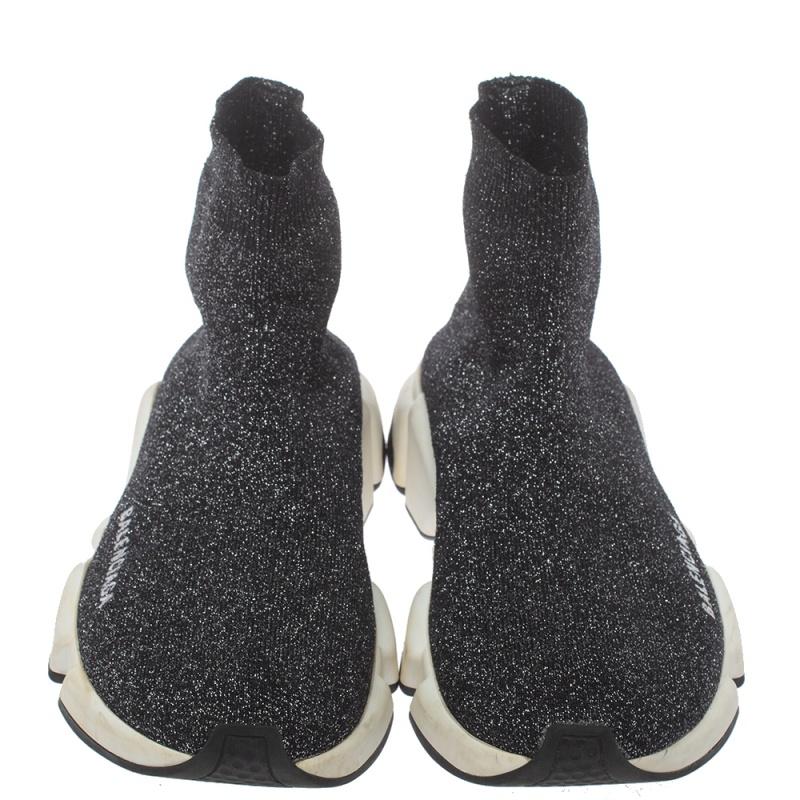 Diese Speed Trainer Sneakers von Balenciaga zelebrieren die Verschmelzung von Sportmode und sind es absolut wert, dass man sie kauft. Sie sind schnürlos und aus atmungsaktivem Strickgewebe im Sockenstil gefertigt. Die Turnschuhe sind außerdem mit