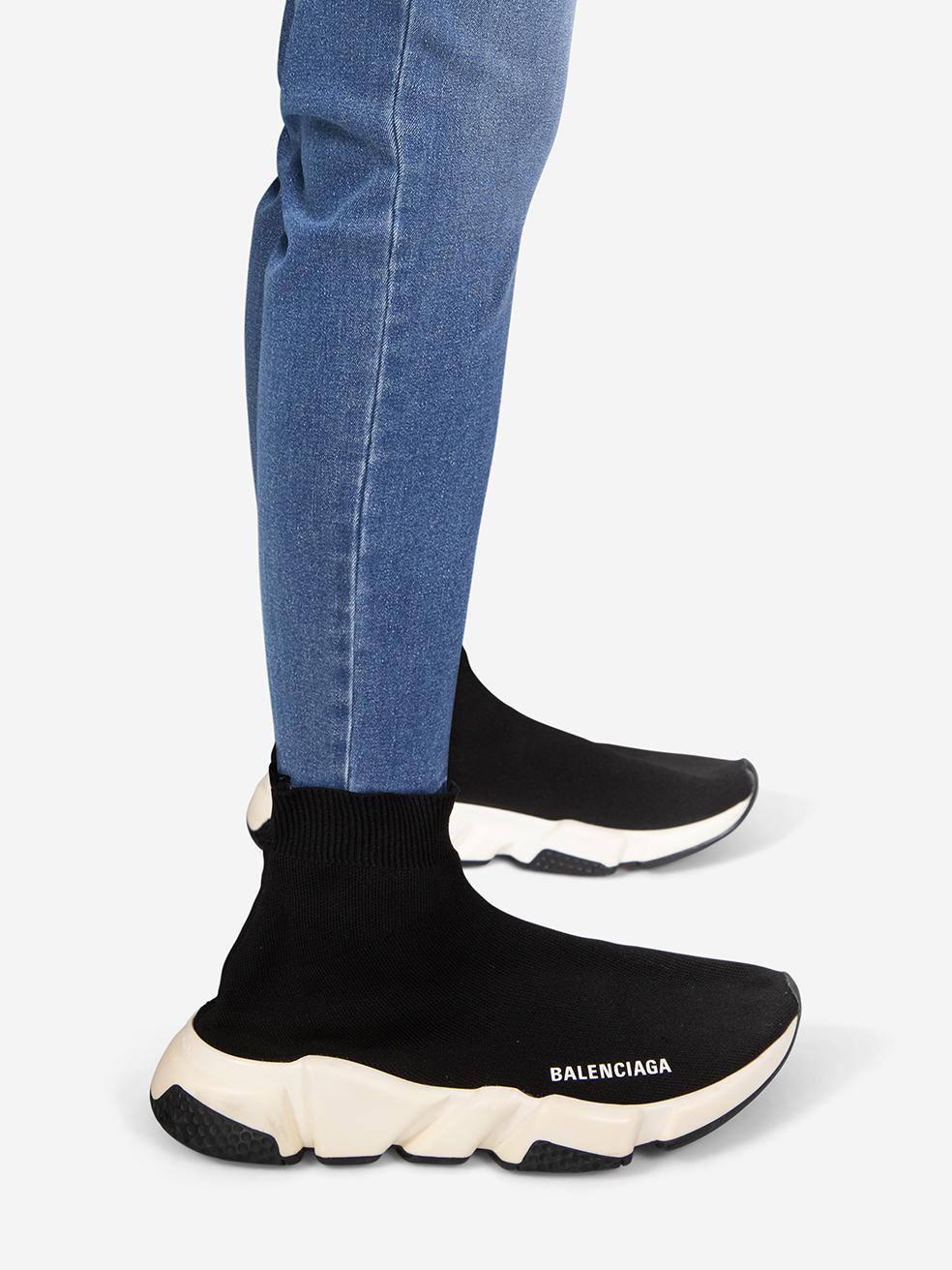 CONDIT ist sehr gut. Die Turnschuhe weisen nur minimale Abnutzungserscheinungen auf. Verfärbungen an den Rändern beider Sohlen und eine Rupfung an der rechten Zehenbox bei diesem gebrauchten Balenciaga Designer-Wiederverkaufsartikel.
 

 

 

 

 

