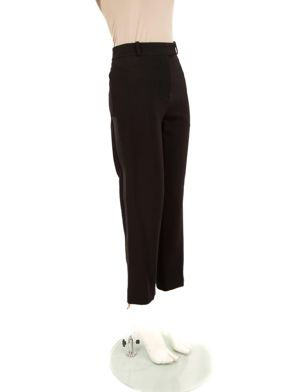 CONDIZIONE: molto buona. L'usura dei pantaloni è minima. Le cuciture nella zona interna del cavallo sono leggermente allentate. I bordi dell'orlo di entrambe le gambe si stanno sfilacciando su questo capo usato di Balenciaga.
 
 Dettagli
 
 
 Nero
