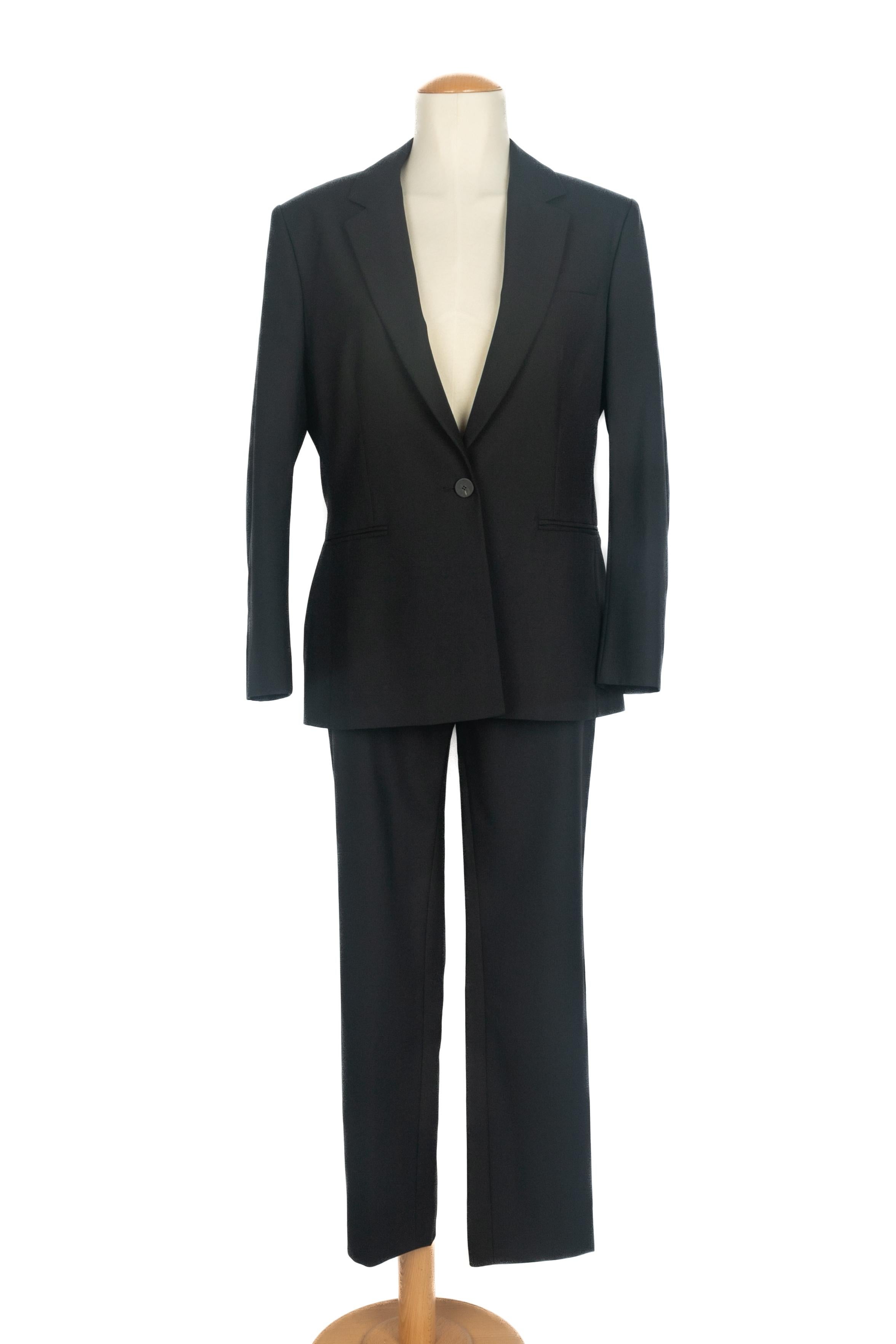 Balenciaga - (Made in France) Tailleur pantalone nero. Fodera in seta. Taglia 40FR.

Condizioni:
Ottime condizioni

Dimensioni:
Giacca: Larghezza spalle: 41 cm - Petto: 45 cm - Lunghezza maniche: 52 cm - Lunghezza: 68 cm // Pantaloni: Vita: 36 cm -