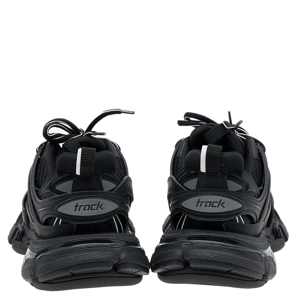 black track runners shoes