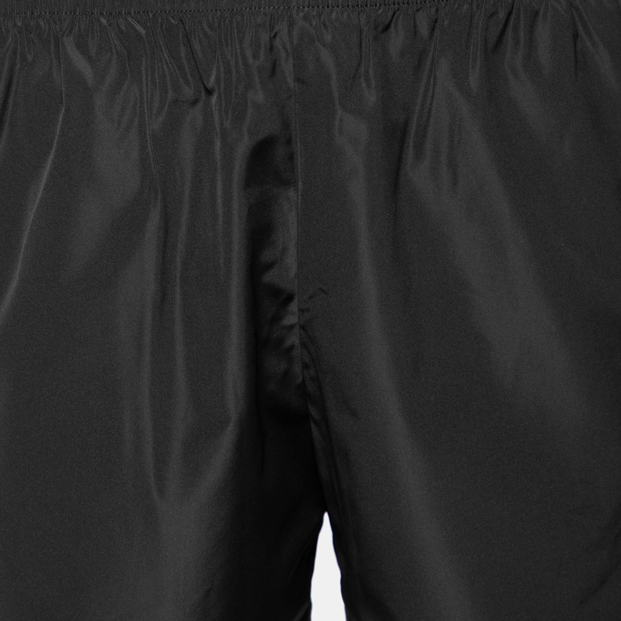 Schwarze bestickte Laufsteg-Shorts von Balenciaga mit synthetischem Logo M im Zustand „Neu“ im Angebot in Dubai, Al Qouz 2