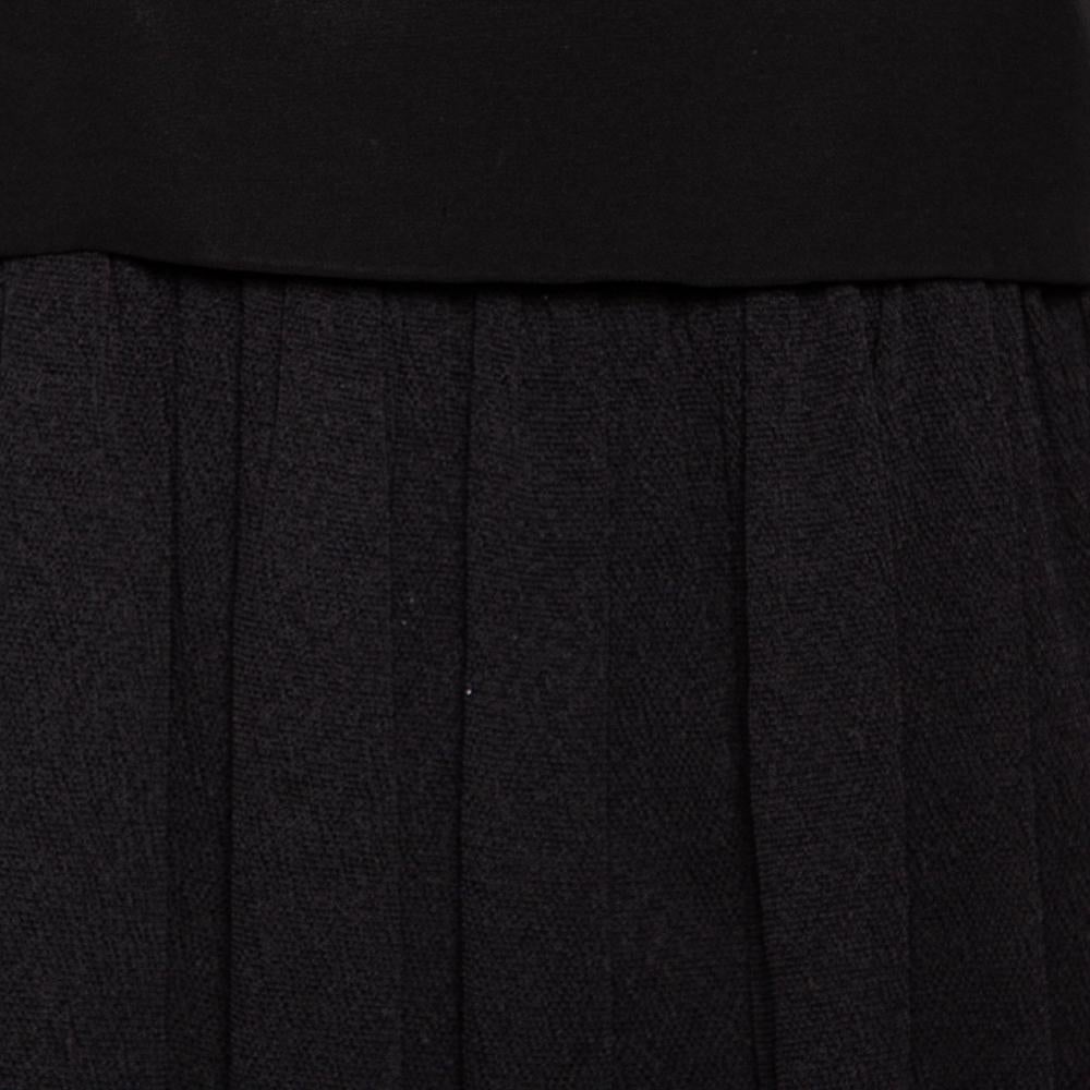 Schwarzes ärmelloses Minikleid von Balenciaga aus strukturierter Seide mit kontrastierendem Overlay M im Angebot 3