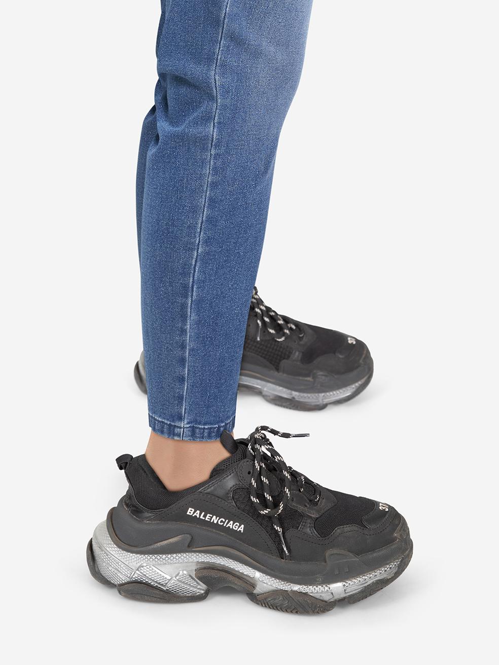 L'ÉTAT est très bon. L'usure minimale des chaussures est évidente. Décoloration minime sur tous les côtés des deux chaussures. Abrasion sur le côté droit de la chaussure gauche et le côté gauche de la chaussure droite sur cet article de revente de