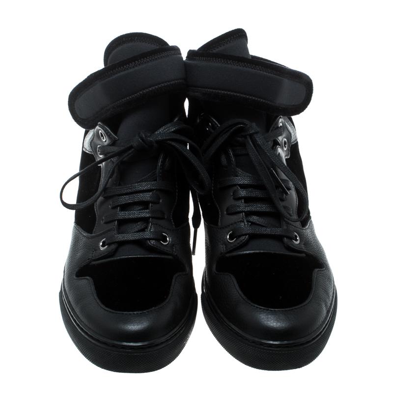 Diese High-Top-Sneaker von Balenciaga sind so schick, dass Sie sie gerne bei Ihren lustigen Ausflügen mit Freunden tragen werden! Die schwarzen Sneaker sind aus Leder, Samt und Stoff gefertigt und haben runde Zehen. Sie sind mit Schnürsenkeln an der