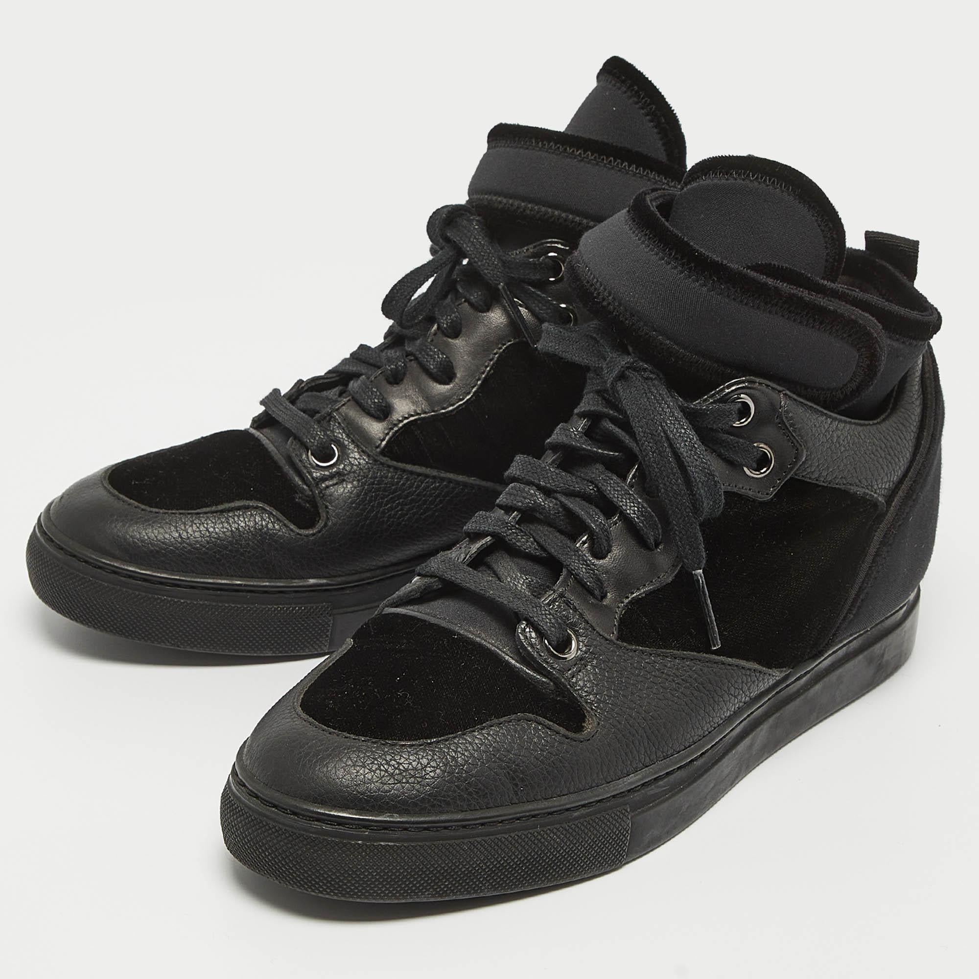 Add a statement appeal to your outfit with these Balenciaga sneakers. Made from premium materials they feature lace up vamps and relaxing footbeds. The durable sole of this pair aims to provide you with everyday ease.
