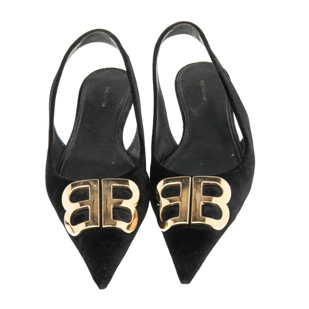 Chic and elegant, these stylish Balenciaga BB slingback flats will add an avant-garde touch to your look. Available in a versatile black color, these flats offer ultimate comfort, ease of wearing with refined style. Expertly crafted, you'll find