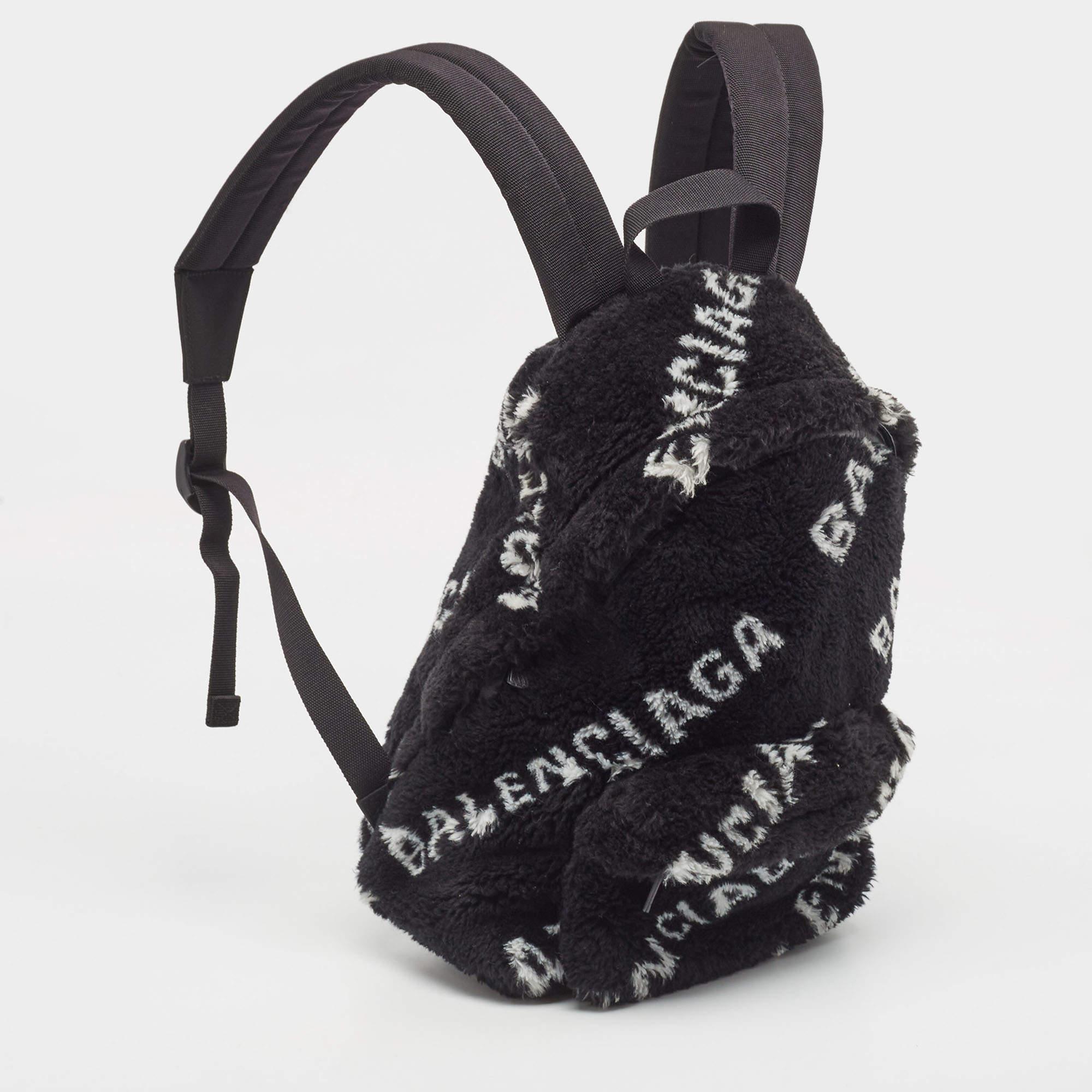Balenciaga Schwarz/Weißer täglicher Rucksack aus Kunstpelz Damen im Angebot