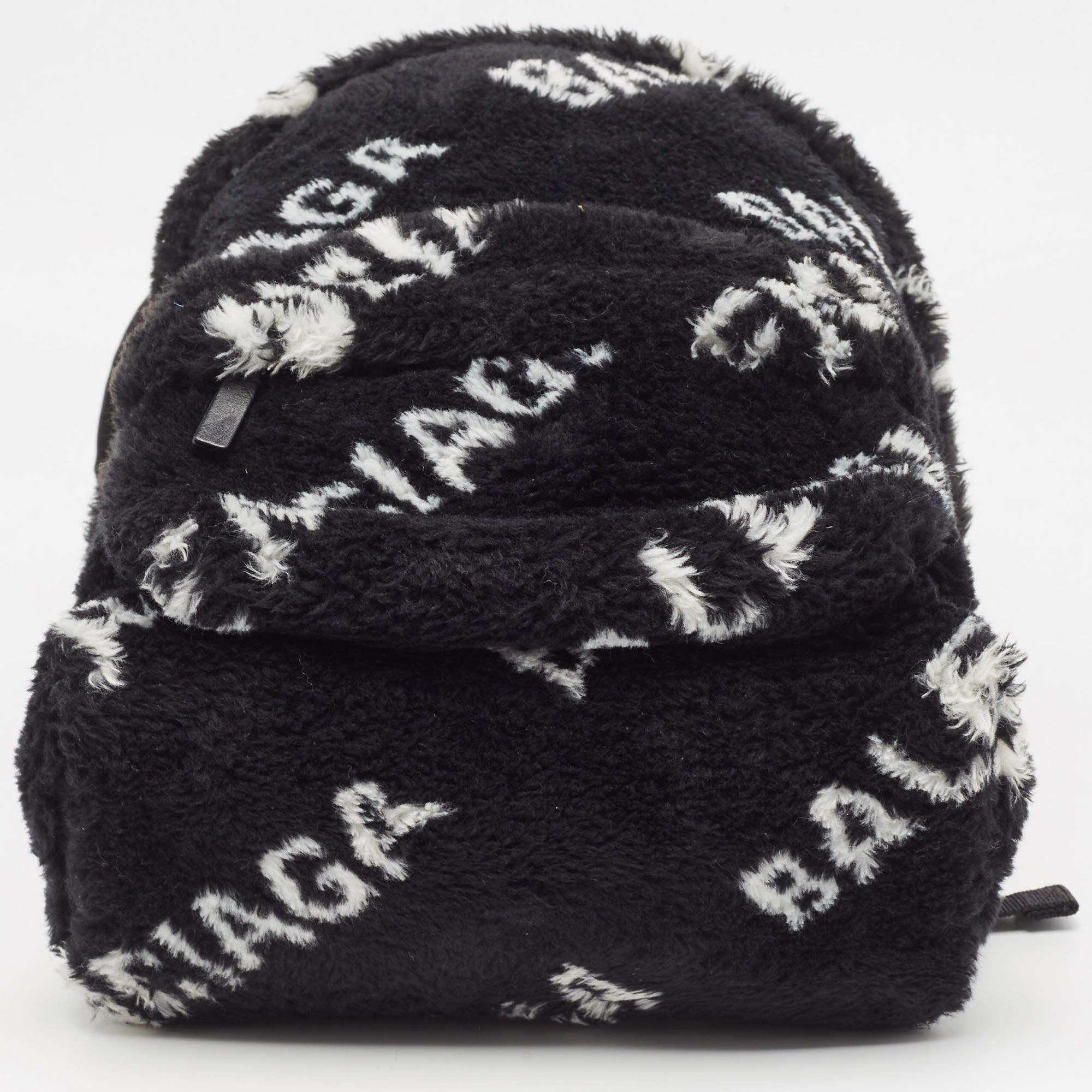 Balenciaga Schwarz/Weißer täglicher Rucksack aus Kunstpelz im Angebot 1