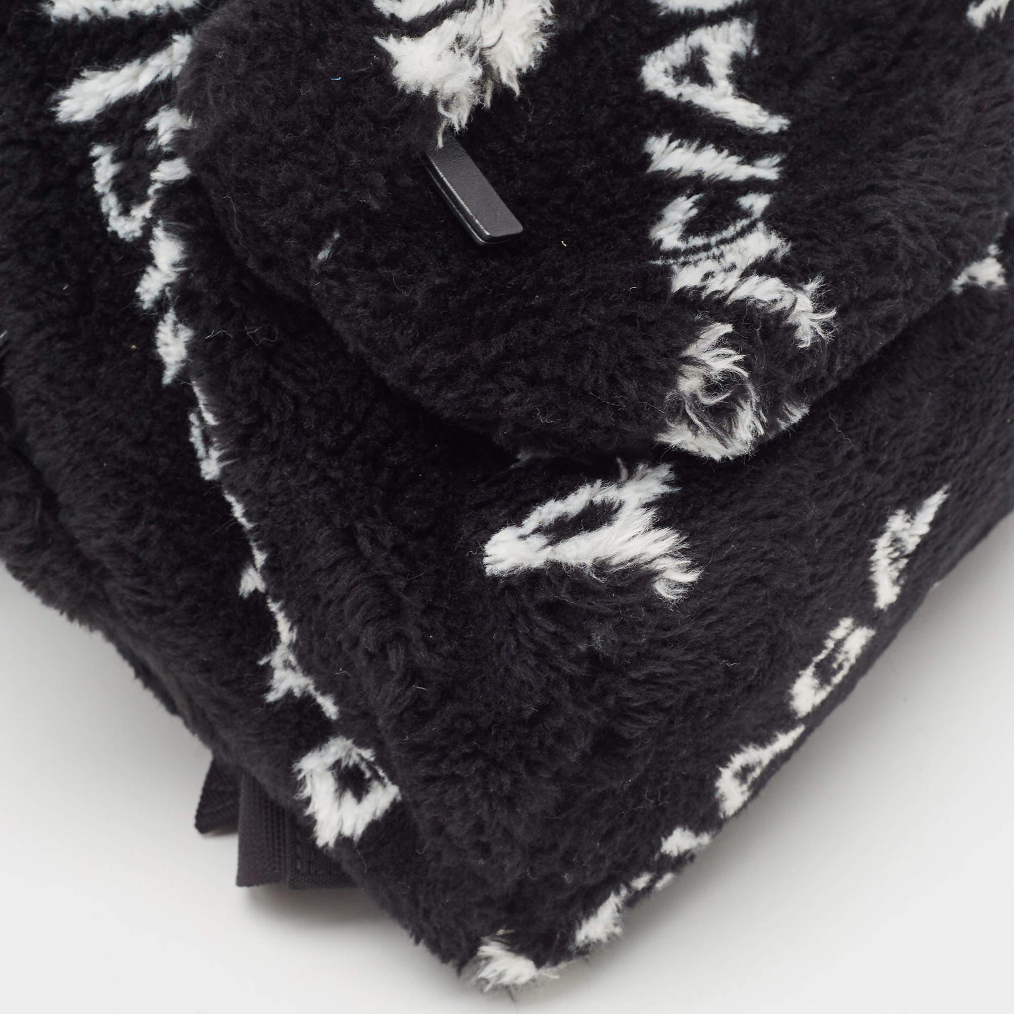 Balenciaga Black/White Faux Fur Small Everyday Backpack (Sac à dos de tous les jours en fausse fourrure) en vente 3