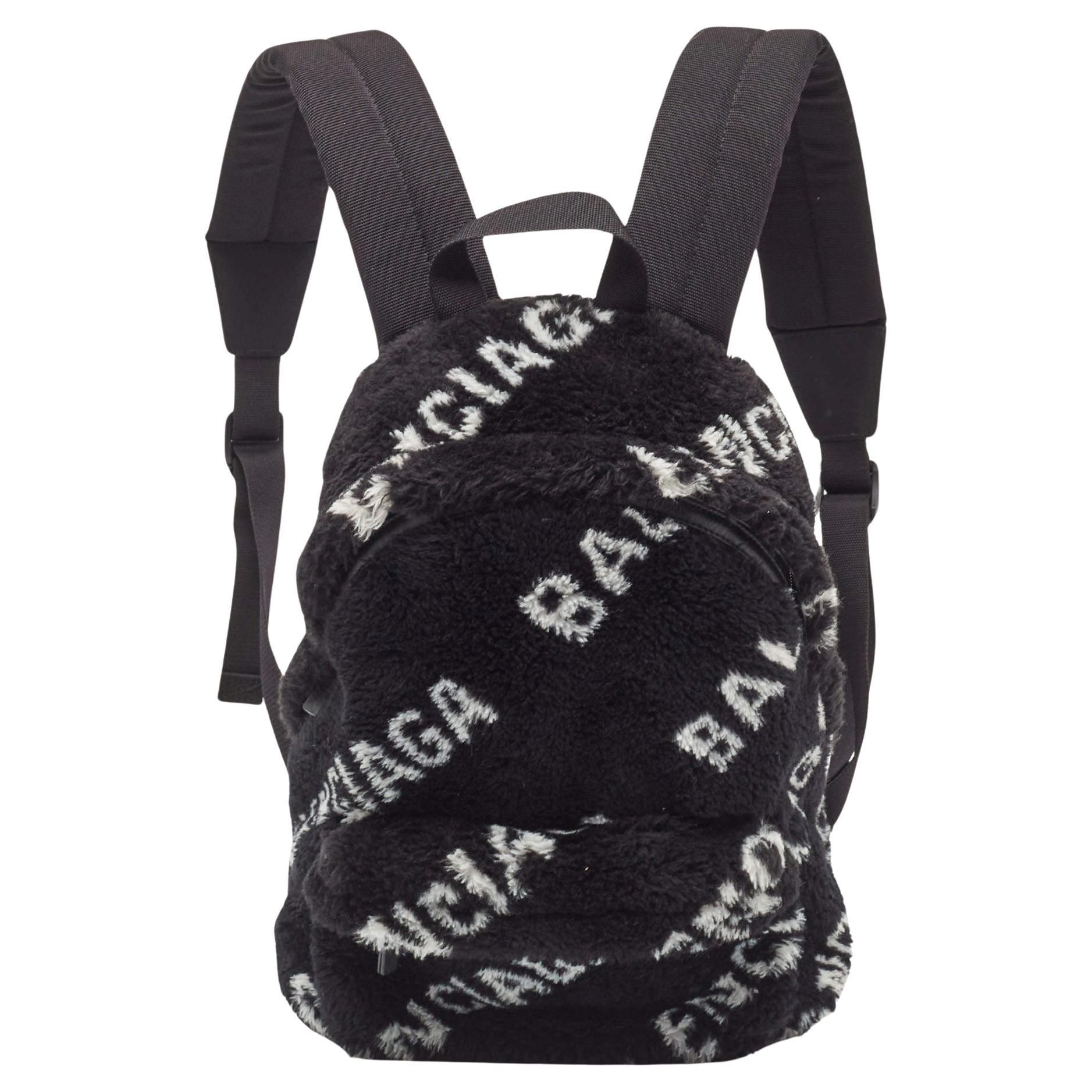 Balenciaga Black/White Faux Fur Small Everyday Backpack (Sac à dos de tous les jours en fausse fourrure) en vente