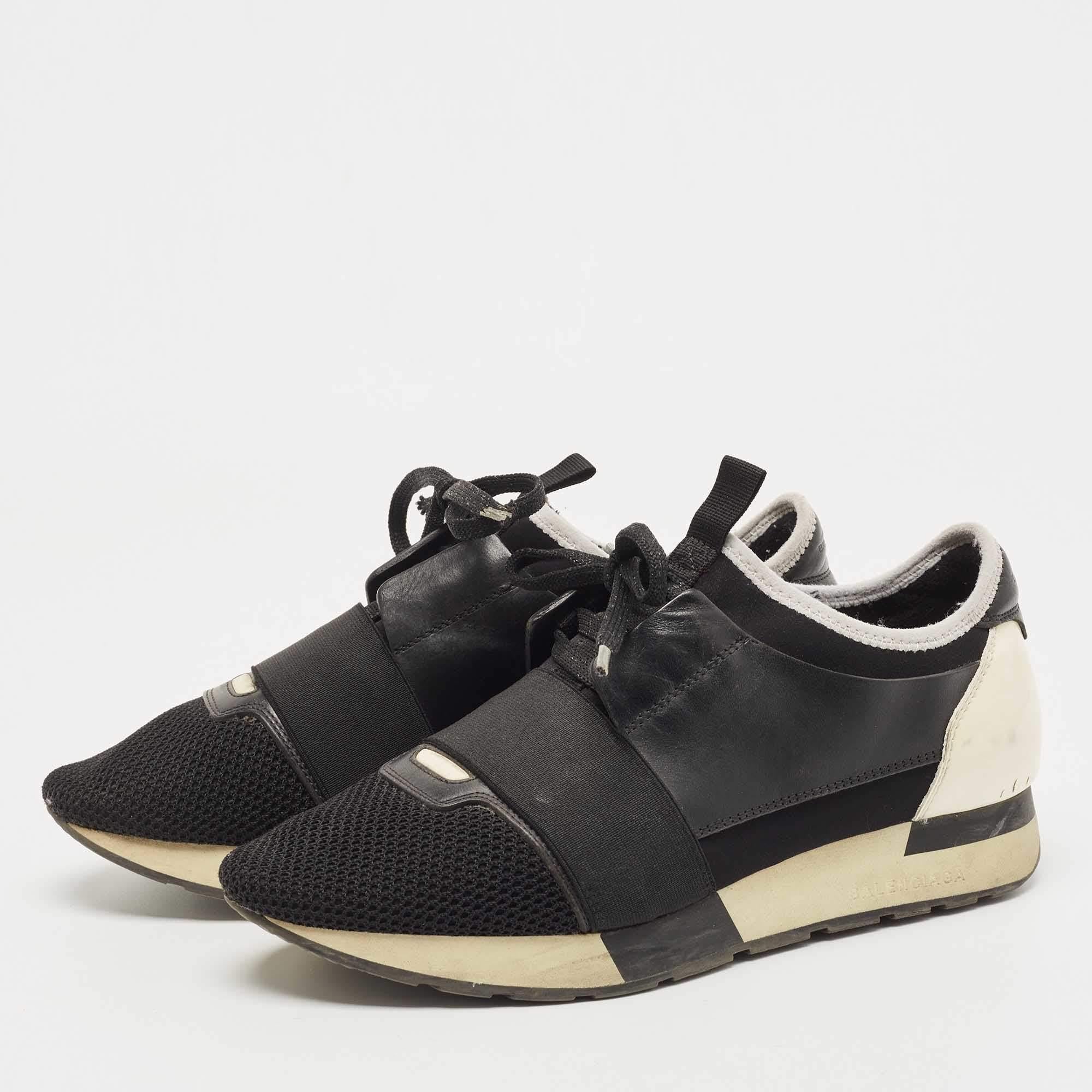 Comfort e alta moda si fondono in queste favolose sneakers di Balenciaga. Sono stati realizzati con materiali di alta qualità e con un design indossabile. Aggiungili al tuo armadio e cammina per le strade con stile!

