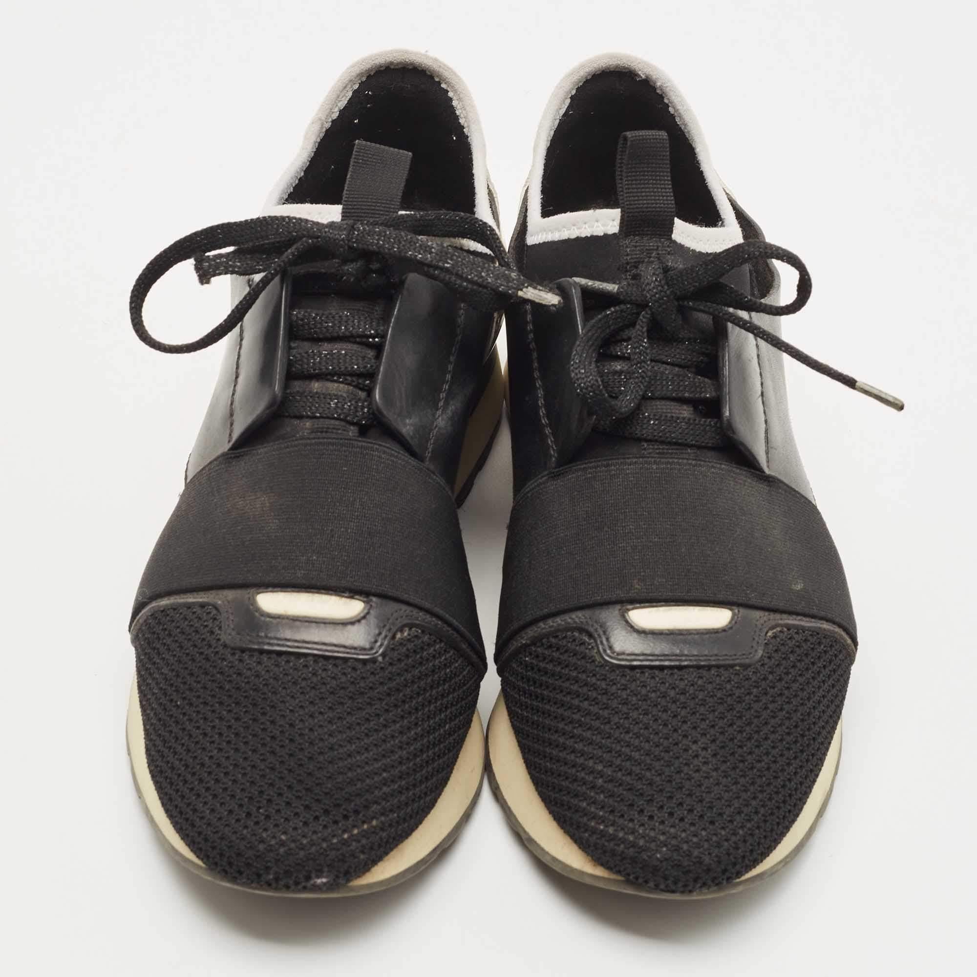 Balenciaga Sneakers Race Runner nere/bianche in pelle, mesh e vernice In condizioni discrete in vendita a Dubai, Al Qouz 2