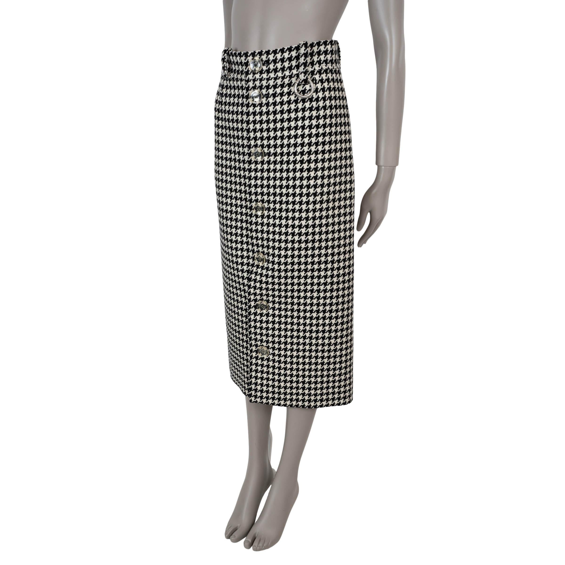 Dieser 100% authentische Balenciaga Rock aus schwarzem und weißem Hahnentritt-Tweed aus Wolle (67%), Nylon (30%), Elastan (2%) und Seide (1%) strahlt zeitlose Raffinesse aus. Die hoch taillierte Bleistift-Silhouette in raffinierter Midi-Länge