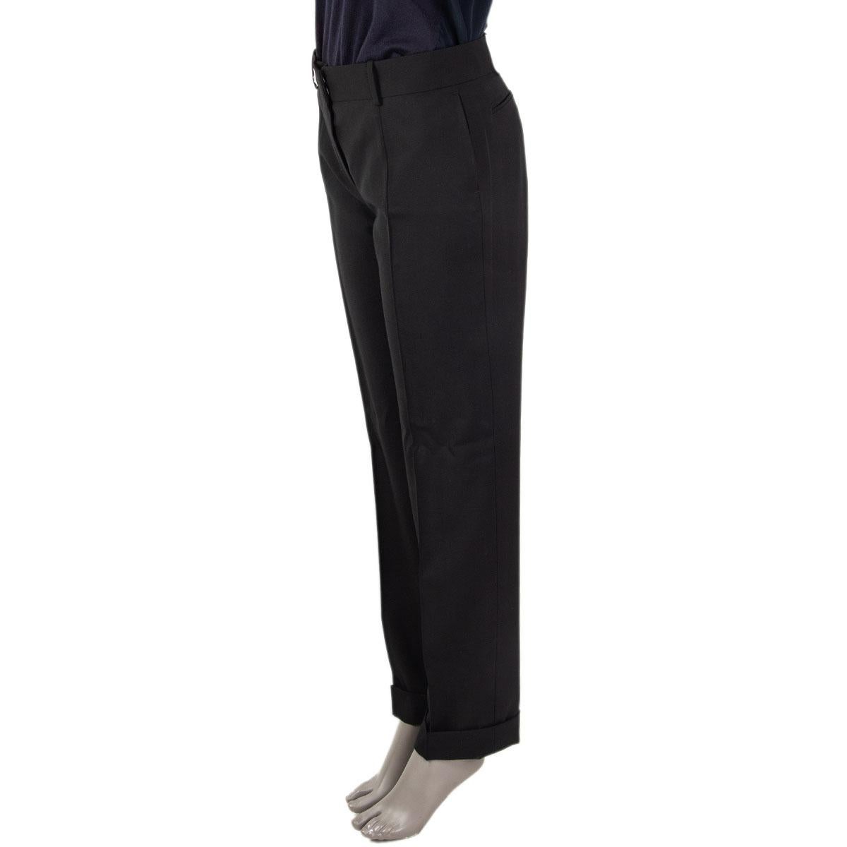 100% authentische klassische Balenciaga Hose mit geradem Bein aus schwarzer Wolle (100%) mit Gürtelschlaufen und Bündchen am Saum. Schließt mit zwei Haken und einem verdeckten Reißverschluss auf der Vorderseite und mit Schlitztaschen auf der