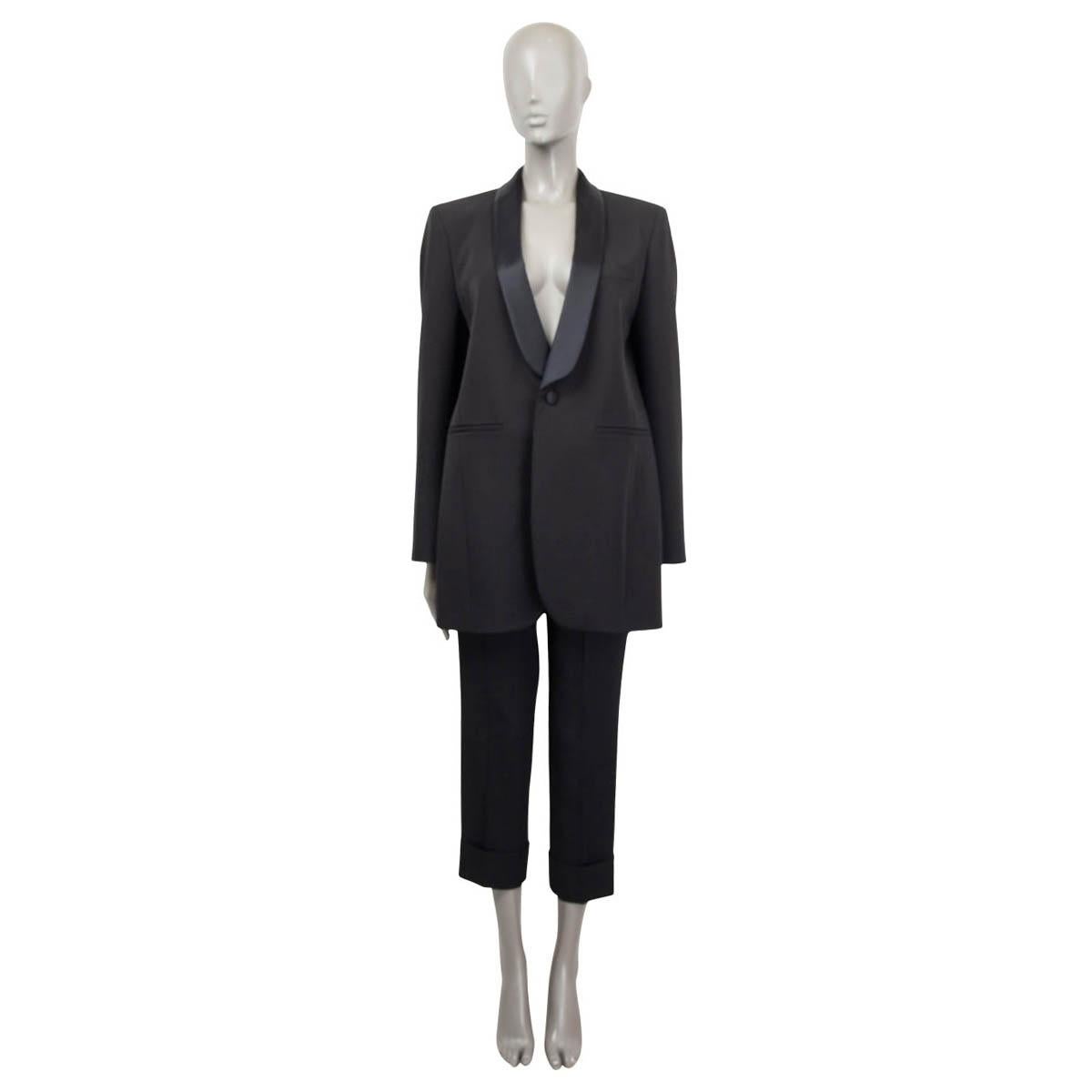 100% authentic Balenciaga oversized blazer in black wool (100%). Lined in black silk (100%). Features a shiny shawl-collar in black silk (100%), two slit pockets in the front and opens with one black silk button in the front. Has been worn and shows