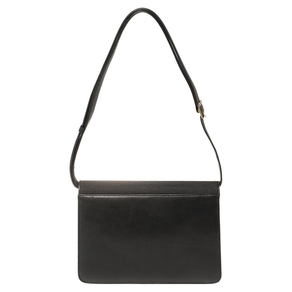 Add a touch of elegance when you style this Balenciaga handbag with your favorite attire. Bold and sharp, this bag is designed in a black woven straw and leather body. It features a leather shoulder strap. This sturdy flap bag is complete with a