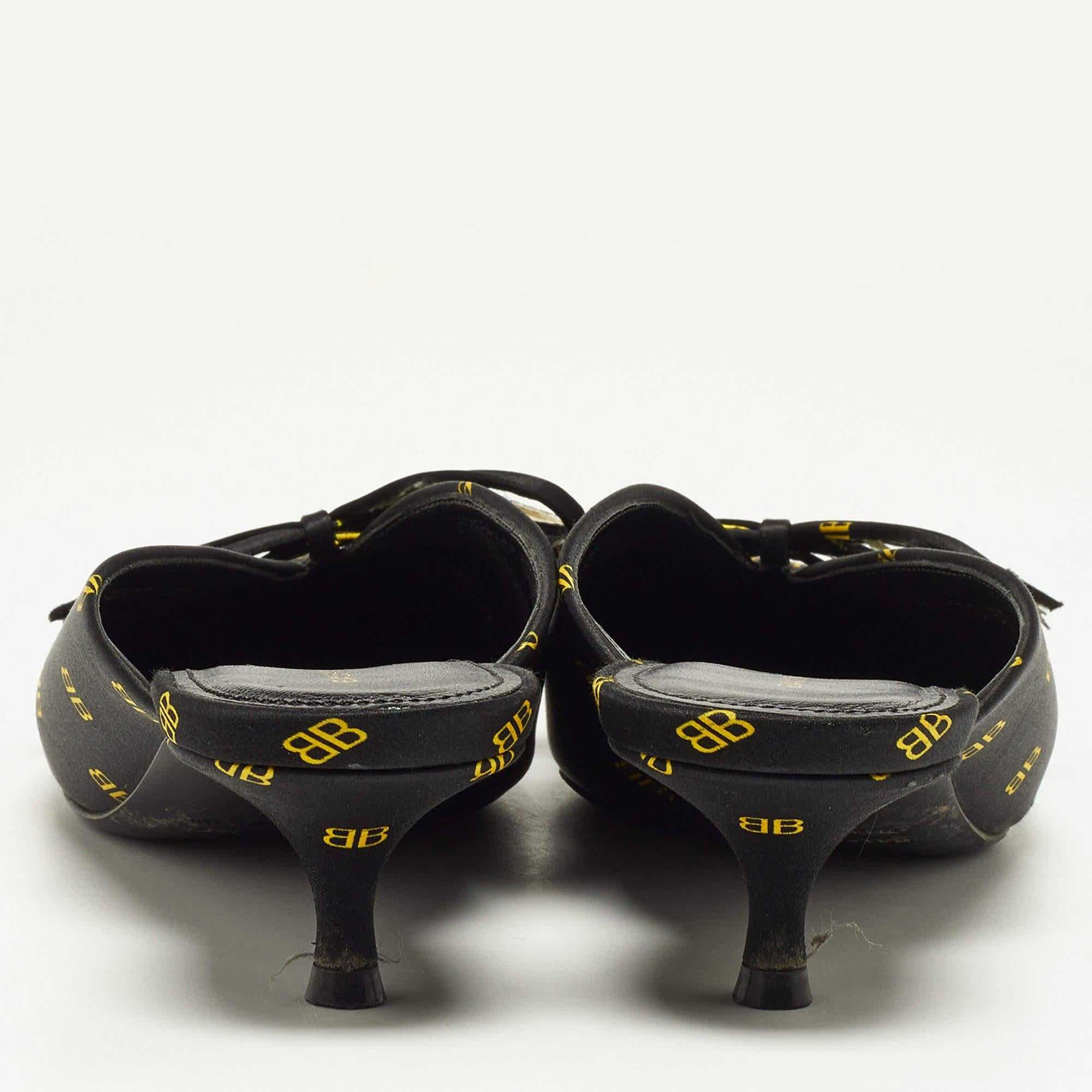 Noir Balenciaga - Mules noires et jaunes à nœud papillon en satin imprimé BB, taille 37 en vente