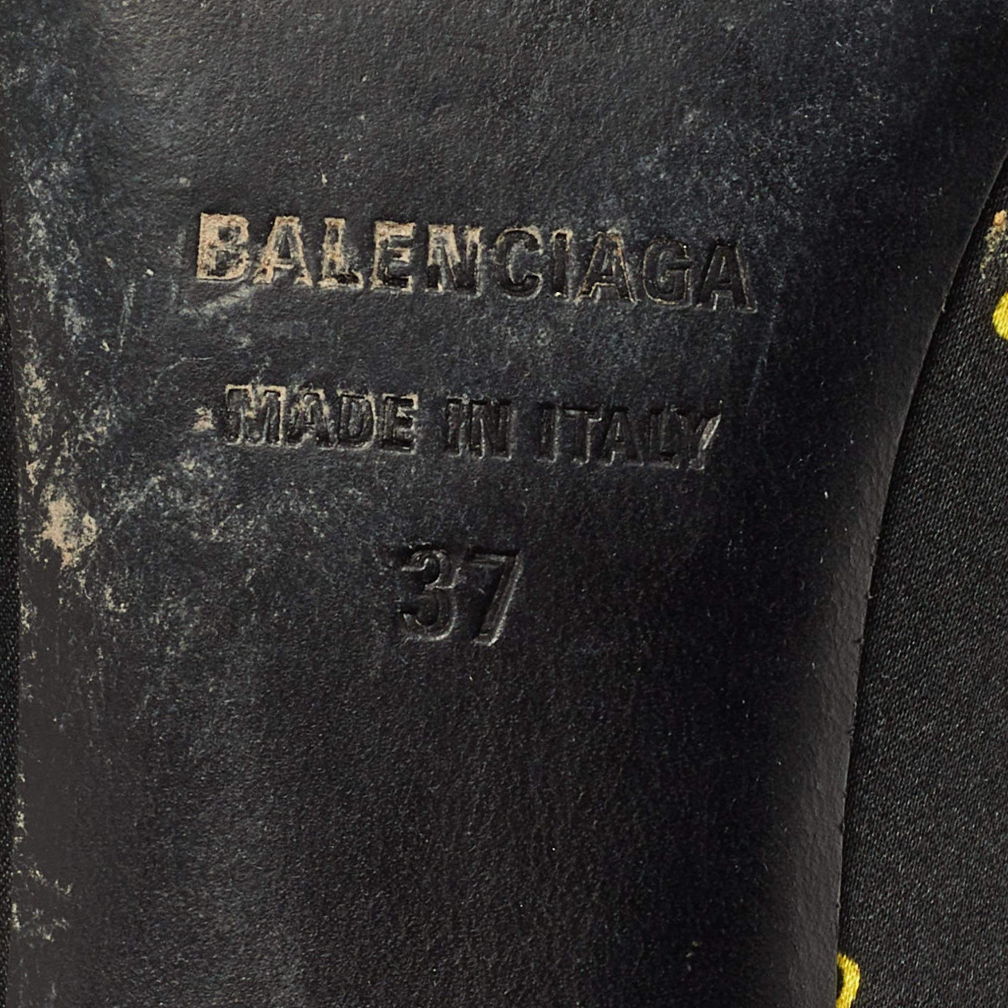 Balenciaga - Mules noires et jaunes à nœud papillon en satin imprimé BB, taille 37 en vente 2