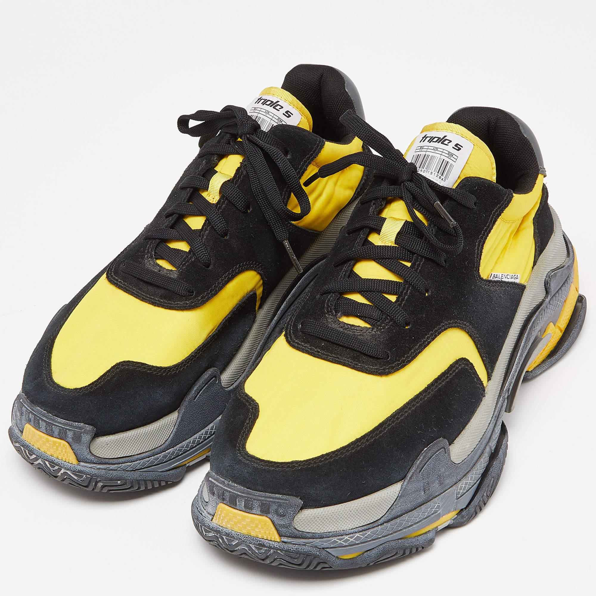 Balenciaga Black/Yellow Suede and Nylon Triple S Sneakers Size 44 Bon état - En vente à Dubai, Al Qouz 2