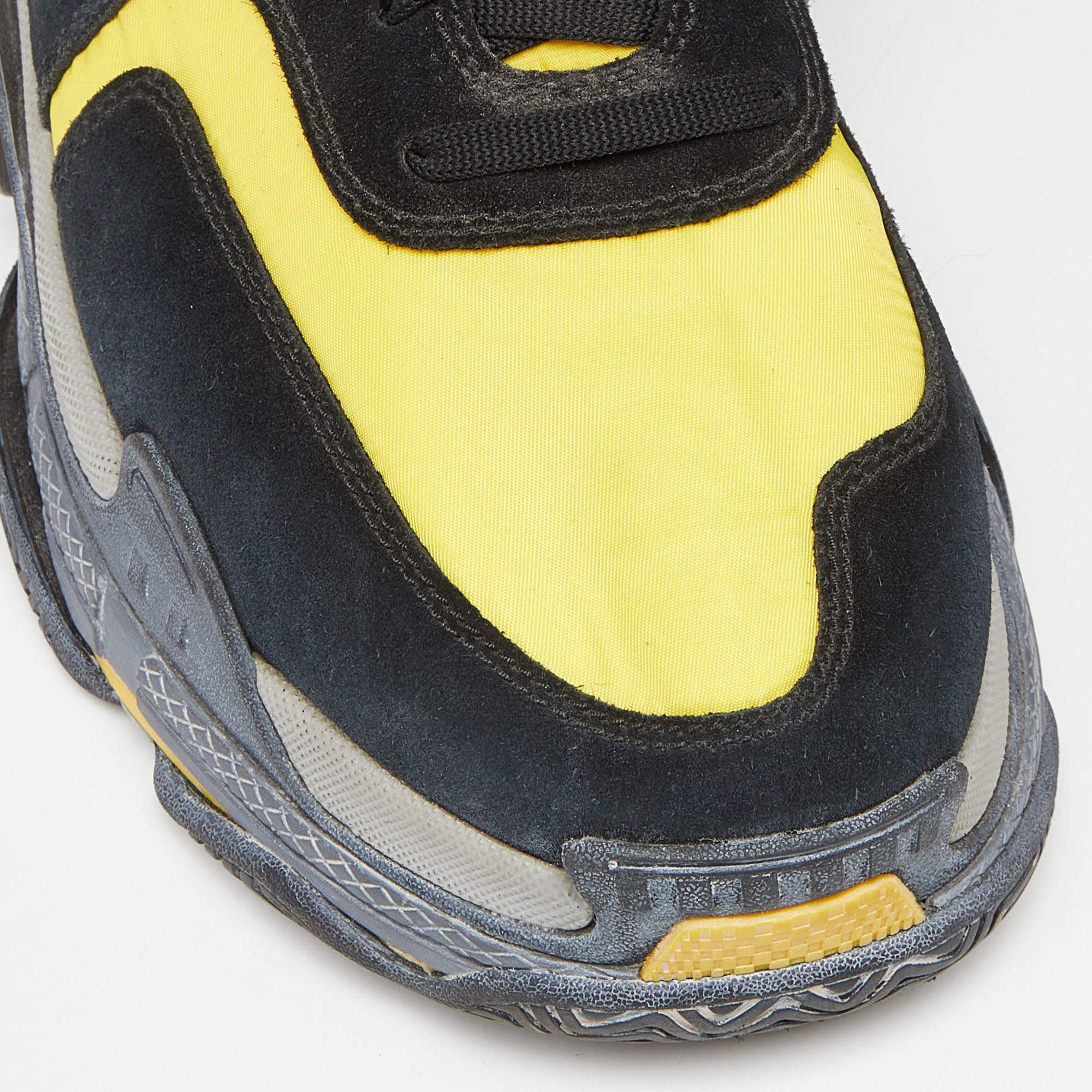 Balenciaga Black/Yellow Suede and Nylon Triple S Sneakers Size 44 en vente 4