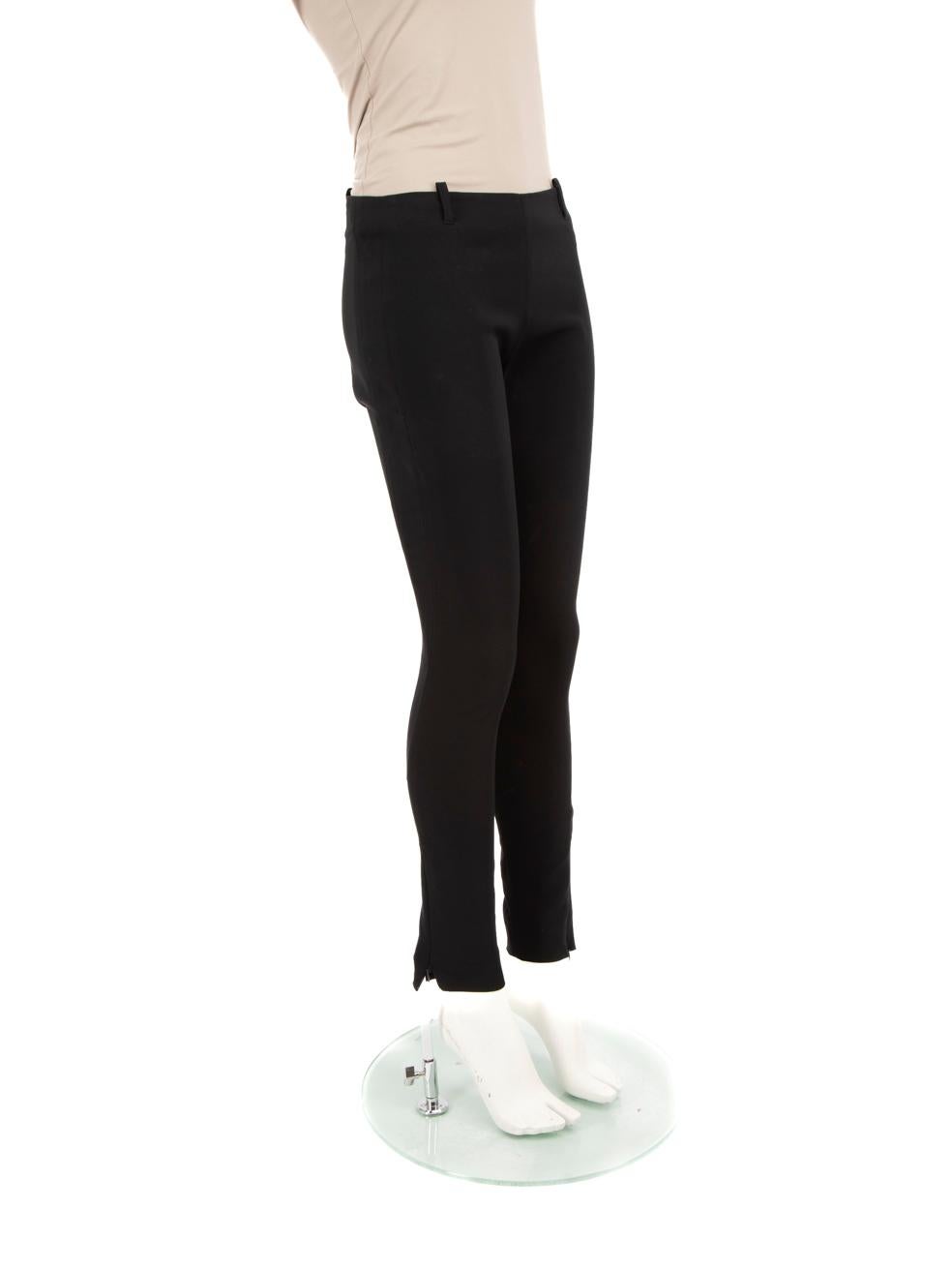 L'ÉTAT est très bon. L'usure minimale du pantalon est évidente, il y a des tiraillements à l'armure sur la jambe gauche par l'ourlet sur cet article de revente de designer Balenciaga utilisé.
 
 Détails
 Noir
 Synthétique
 Pantalon
 Coupe skinny
