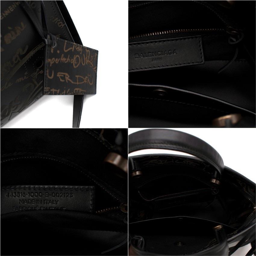 Balenciaga Blackout City Schwarze Leder-Umhängetasche mit Graffiti-Prägung im Angebot 6