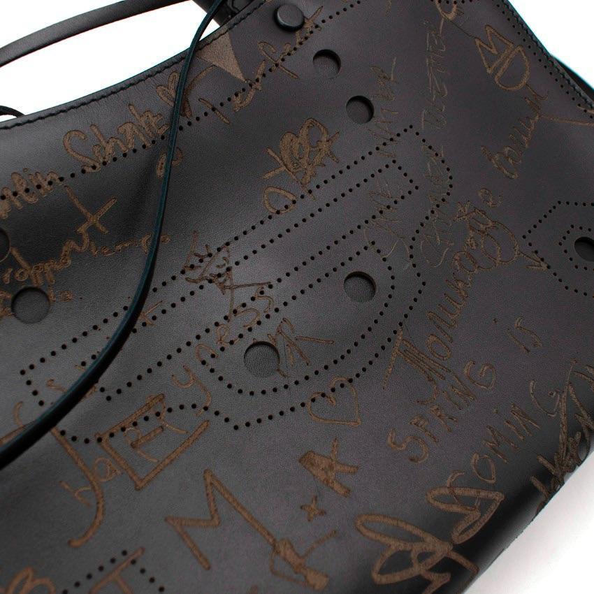 Balenciaga Blackout City Schwarze Leder-Umhängetasche mit Graffiti-Prägung im Angebot 3