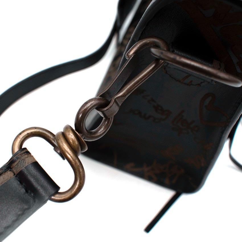 Balenciaga Blackout City Schwarze Leder-Umhängetasche mit Graffiti-Prägung im Angebot 4