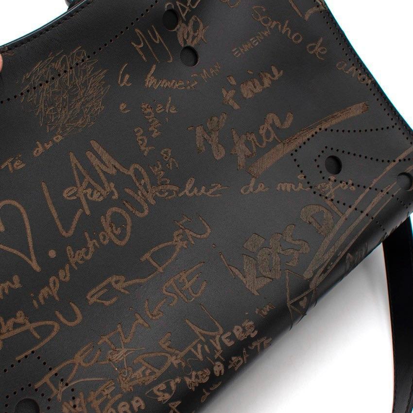 Balenciaga Blackout City Schwarze Leder-Umhängetasche mit Graffiti-Prägung im Angebot 5